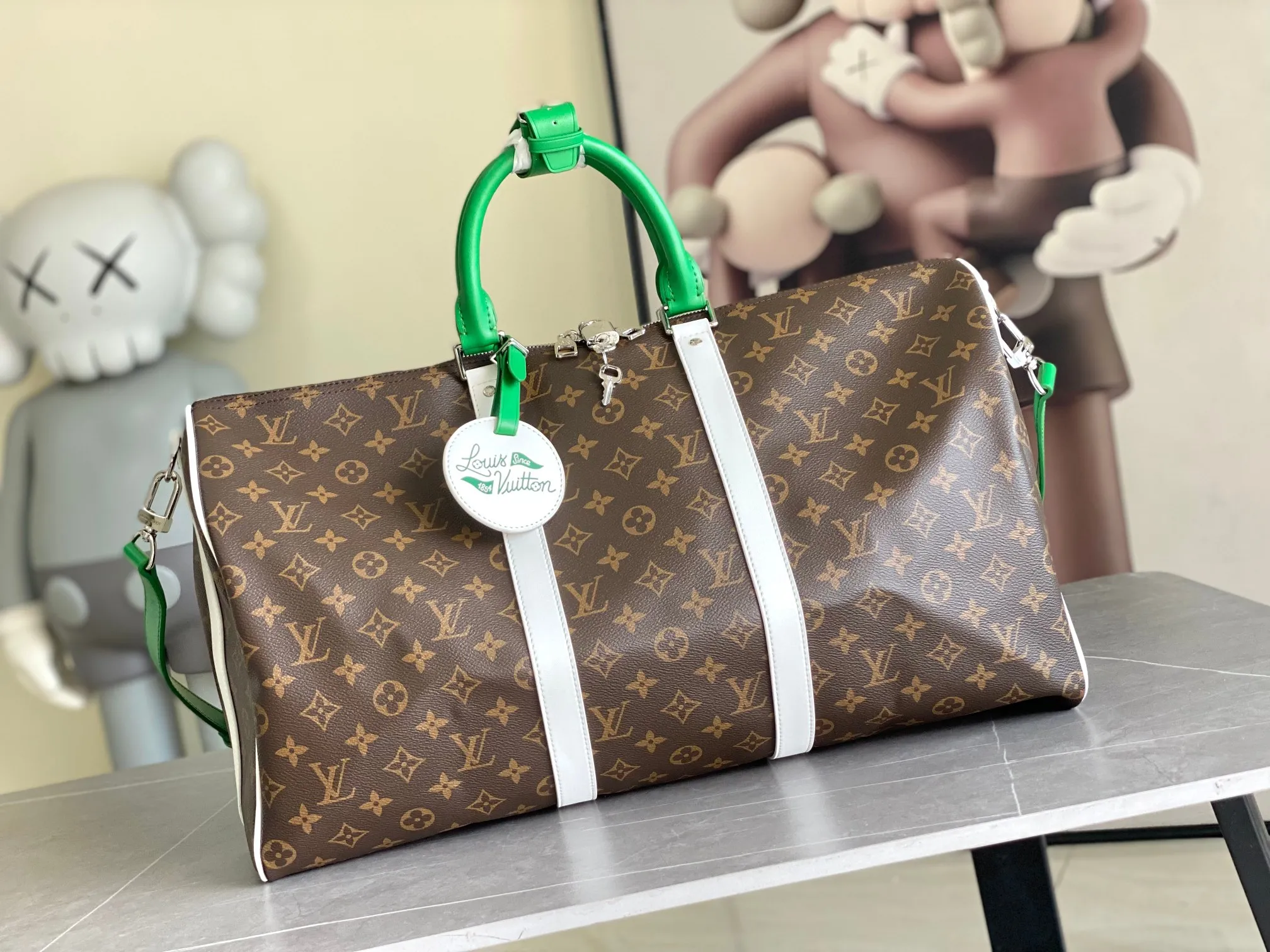 💰1280 Top Original Order M13926 This Keepall Bandoulière 50 travel bag comes from the 2024 autumn and winter fashion show. It is made of Monogram Dust coated canvas with distressed cow leather and metal parts, showing Pharrell Williams' respect for the brand's history. Marque L.Vuitton Déposée accents and fringed leather branding complete the sophisticated details. Size: 50x29x24cm