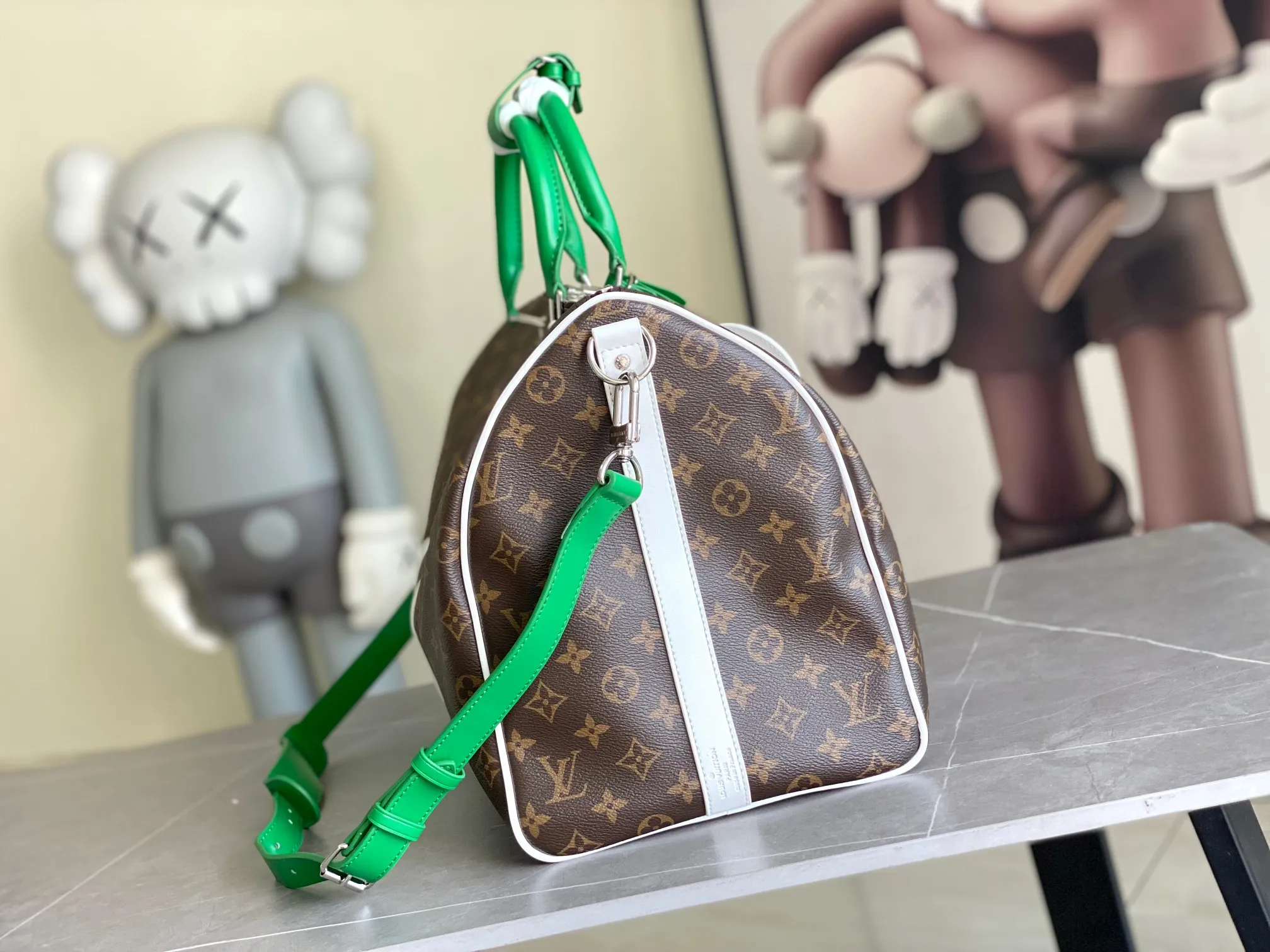 💰1280 Top Original Order M13926 This Keepall Bandoulière 50 travel bag comes from the 2024 autumn and winter fashion show. It is made of Monogram Dust coated canvas with distressed cow leather and metal parts, showing Pharrell Williams' respect for the brand's history. Marque L.Vuitton Déposée accents and fringed leather branding complete the sophisticated details. Size: 50x29x24cm