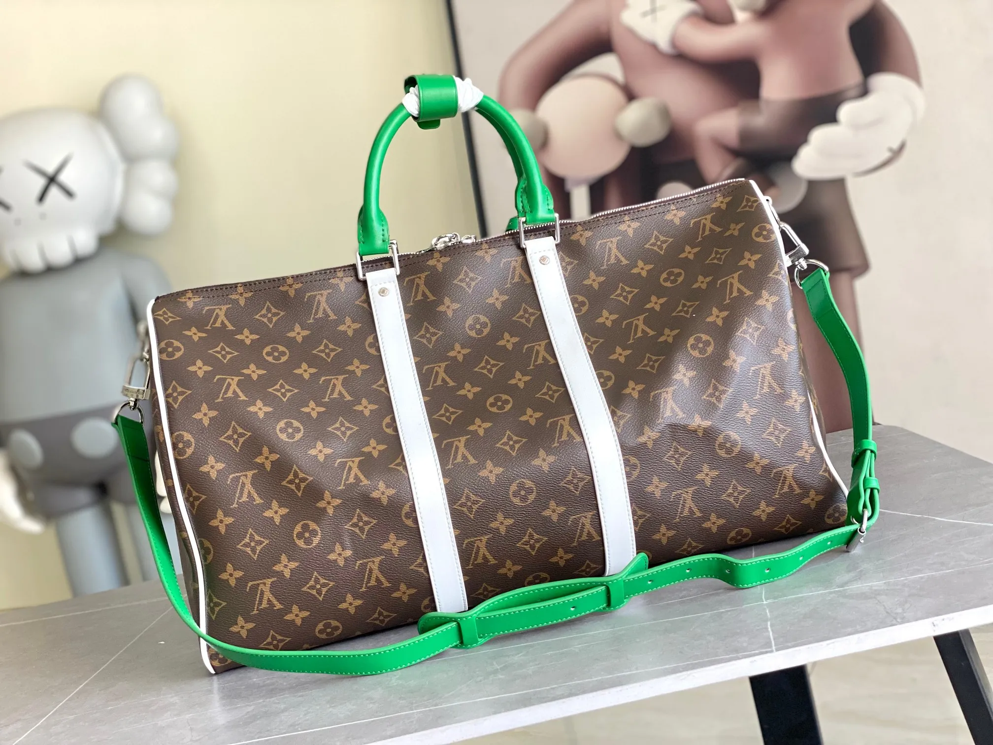 💰1280 Top Original Order M13926 This Keepall Bandoulière 50 travel bag comes from the 2024 autumn and winter fashion show. It is made of Monogram Dust coated canvas with distressed cow leather and metal parts, showing Pharrell Williams' respect for the brand's history. Marque L.Vuitton Déposée accents and fringed leather branding complete the sophisticated details. Size: 50x29x24cm