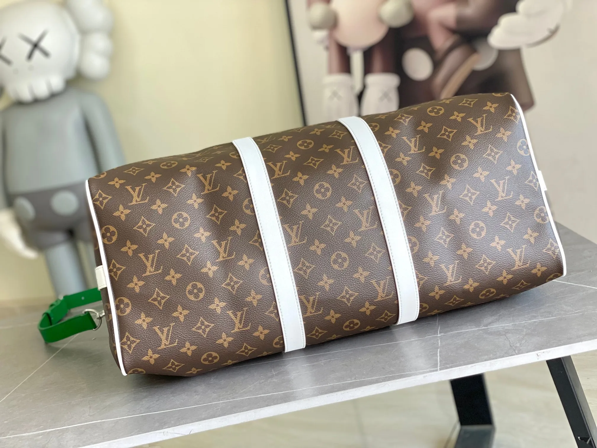 💰1280 Top Original Order M13926 This Keepall Bandoulière 50 travel bag comes from the 2024 autumn and winter fashion show. It is made of Monogram Dust coated canvas with distressed cow leather and metal parts, showing Pharrell Williams' respect for the brand's history. Marque L.Vuitton Déposée accents and fringed leather branding complete the sophisticated details. Size: 50x29x24cm