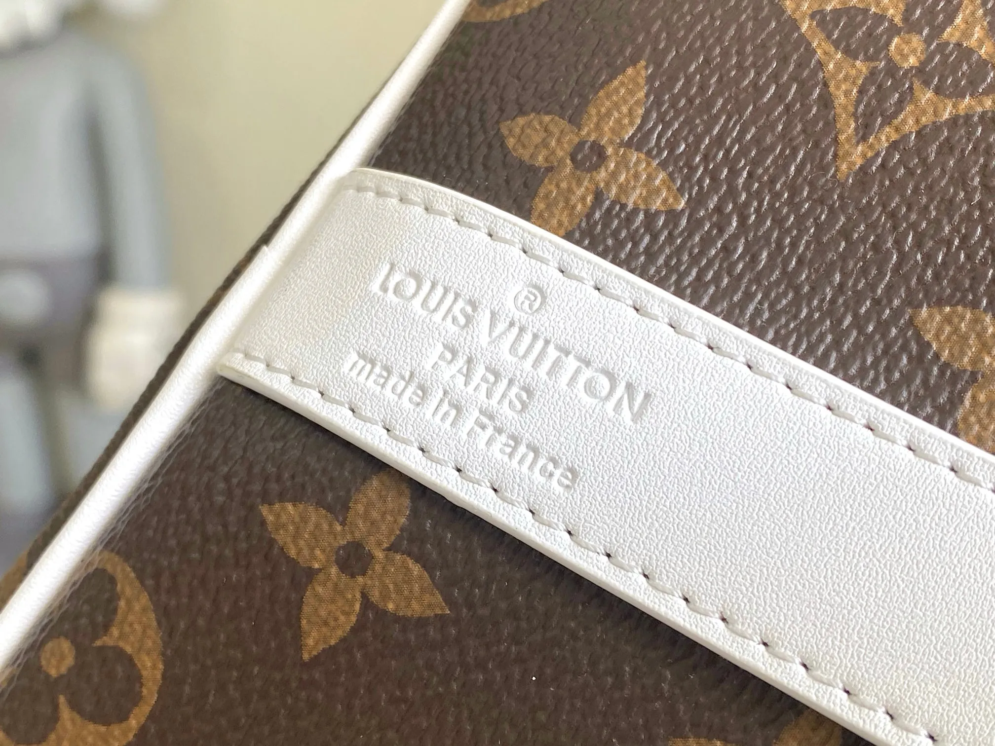 💰1280 Top Original Order M13926 This Keepall Bandoulière 50 travel bag comes from the 2024 autumn and winter fashion show. It is made of Monogram Dust coated canvas with distressed cow leather and metal parts, showing Pharrell Williams' respect for the brand's history. Marque L.Vuitton Déposée accents and fringed leather branding complete the sophisticated details. Size: 50x29x24cm