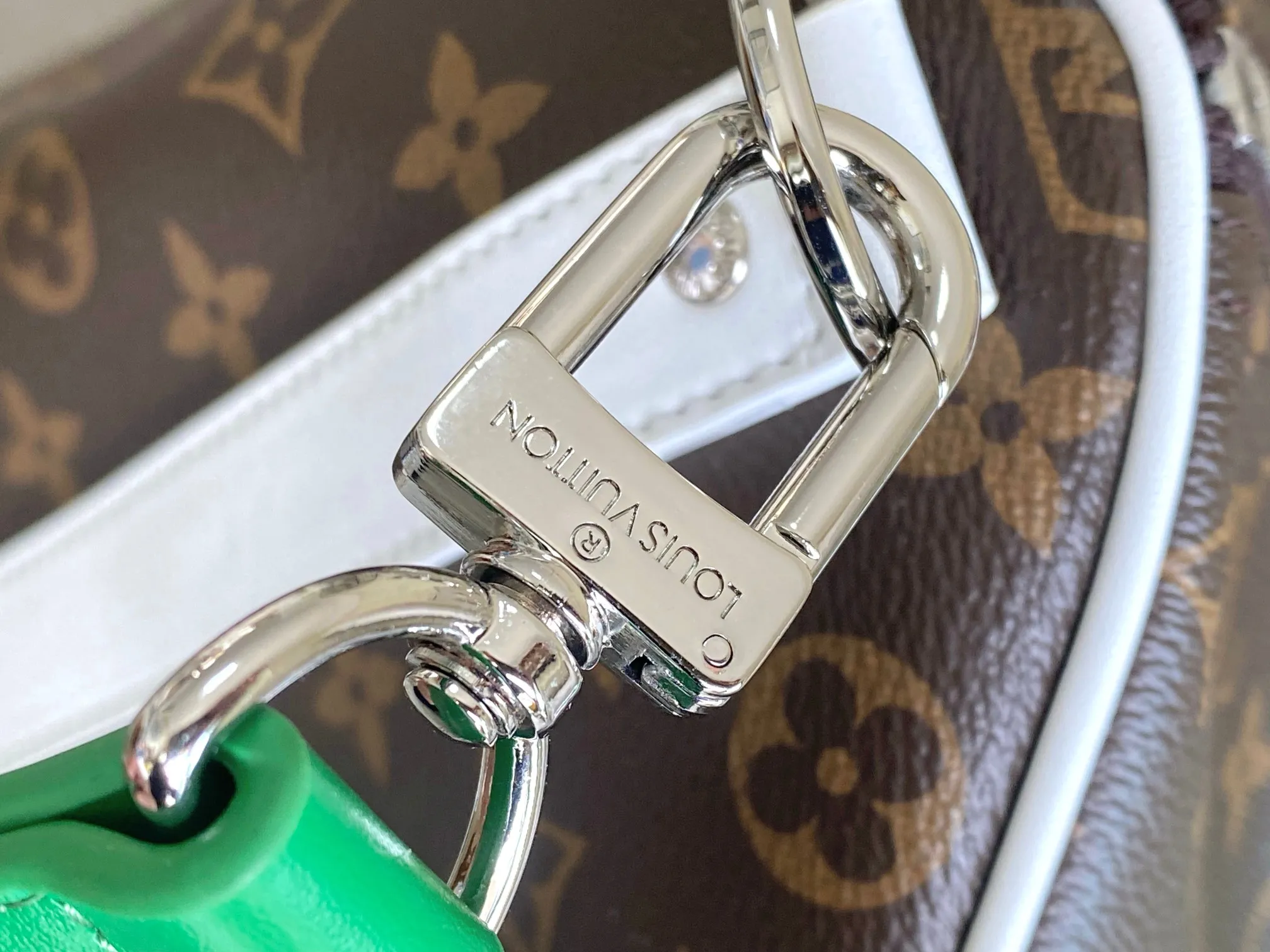 💰1280 Top Original Order M13926 This Keepall Bandoulière 50 travel bag comes from the 2024 autumn and winter fashion show. It is made of Monogram Dust coated canvas with distressed cow leather and metal parts, showing Pharrell Williams' respect for the brand's history. Marque L.Vuitton Déposée accents and fringed leather branding complete the sophisticated details. Size: 50x29x24cm