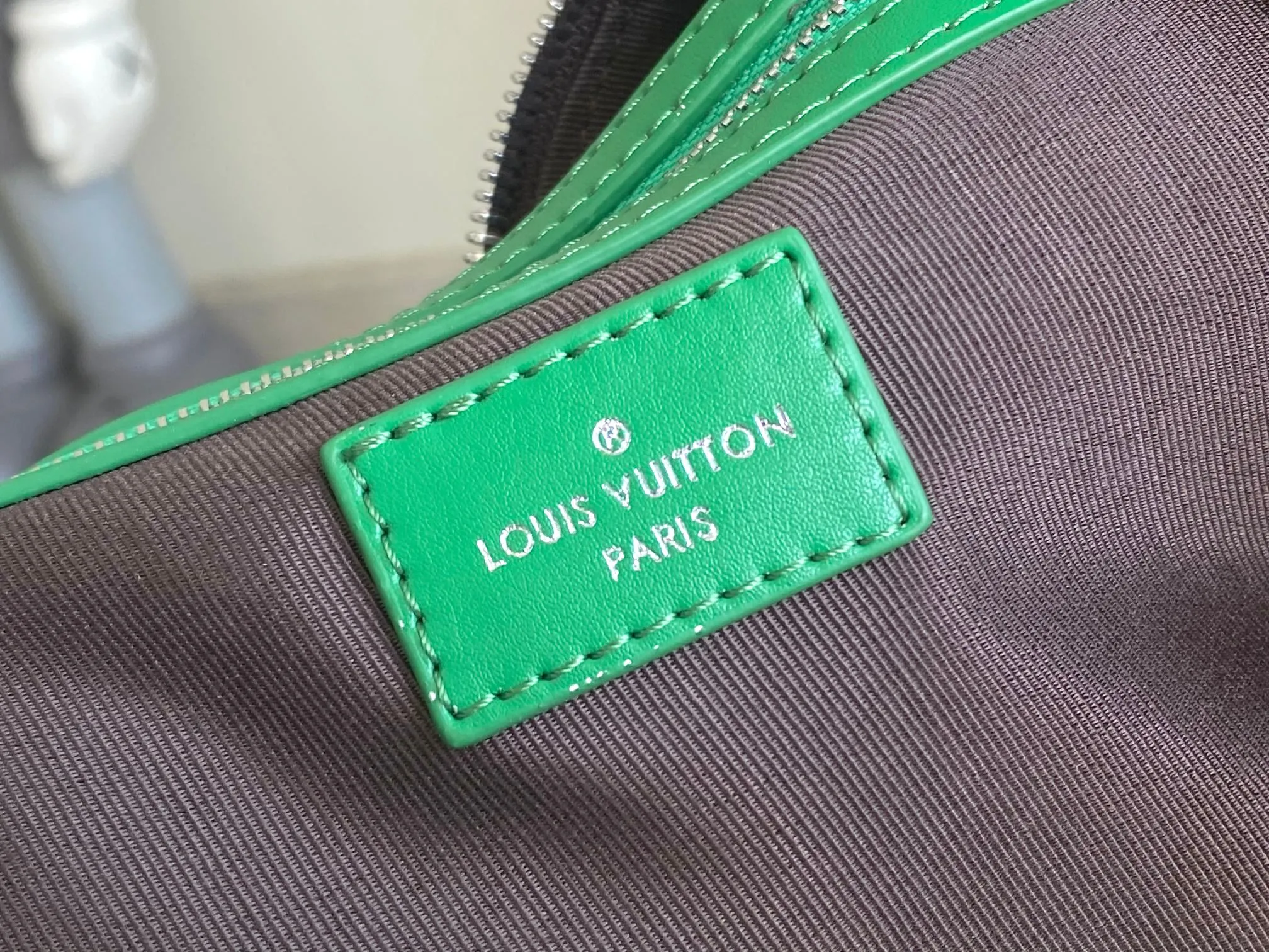 💰1280 Top Original Order M13926 This Keepall Bandoulière 50 travel bag comes from the 2024 autumn and winter fashion show. It is made of Monogram Dust coated canvas with distressed cow leather and metal parts, showing Pharrell Williams' respect for the brand's history. Marque L.Vuitton Déposée accents and fringed leather branding complete the sophisticated details. Size: 50x29x24cm