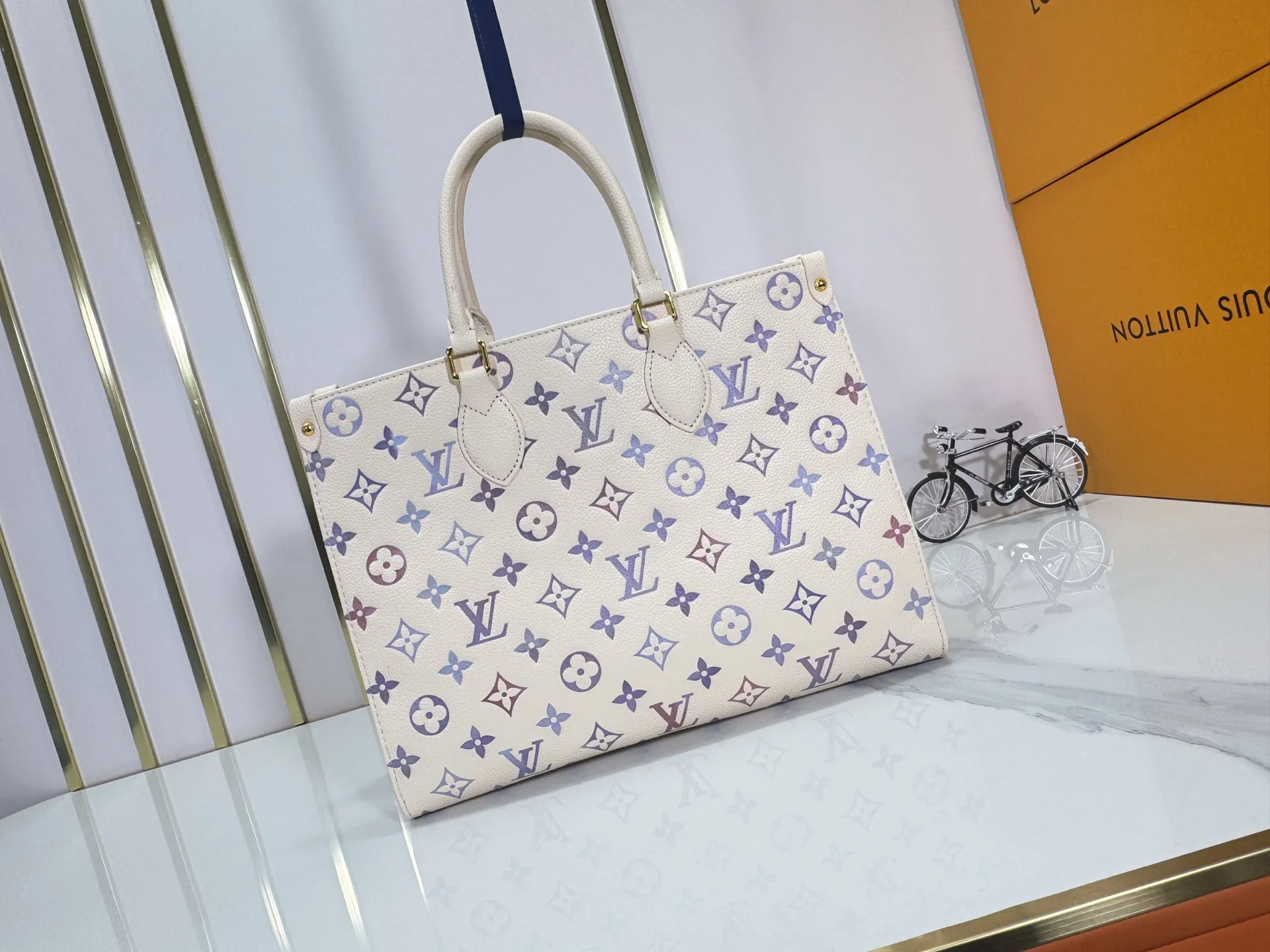 P240 Upgraded original M45495 M22770 This OnTheGo medium handbag comes from the Dream series and brightens up various looks with its elegant design. Monogram Empreinte leather is combined with digital printing technology to create a gradient watercolor effect. Dazzling metal hardware and multiple pockets enrich the details, and the slim shoulder strap makes it easy to carry cross-body. Dimensions: 35.0 x 27.0 x 14.0 cm (length x height x width)