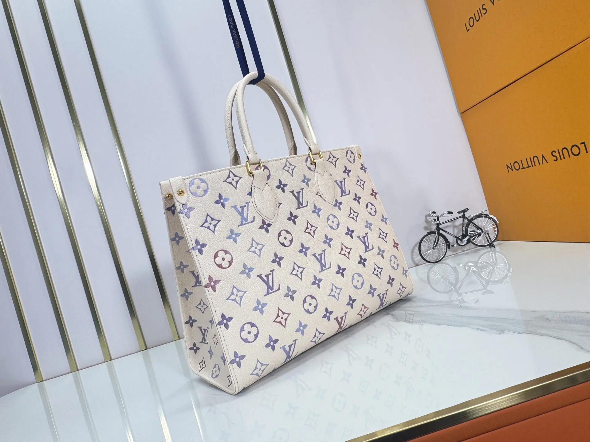 P240 Upgraded original M45495 M22770 This OnTheGo medium handbag comes from the Dream series and brightens up various looks with its elegant design. Monogram Empreinte leather is combined with digital printing technology to create a gradient watercolor effect. Dazzling metal hardware and multiple pockets enrich the details, and the slim shoulder strap makes it easy to carry cross-body. Dimensions: 35.0 x 27.0 x 14.0 cm (length x height x width)