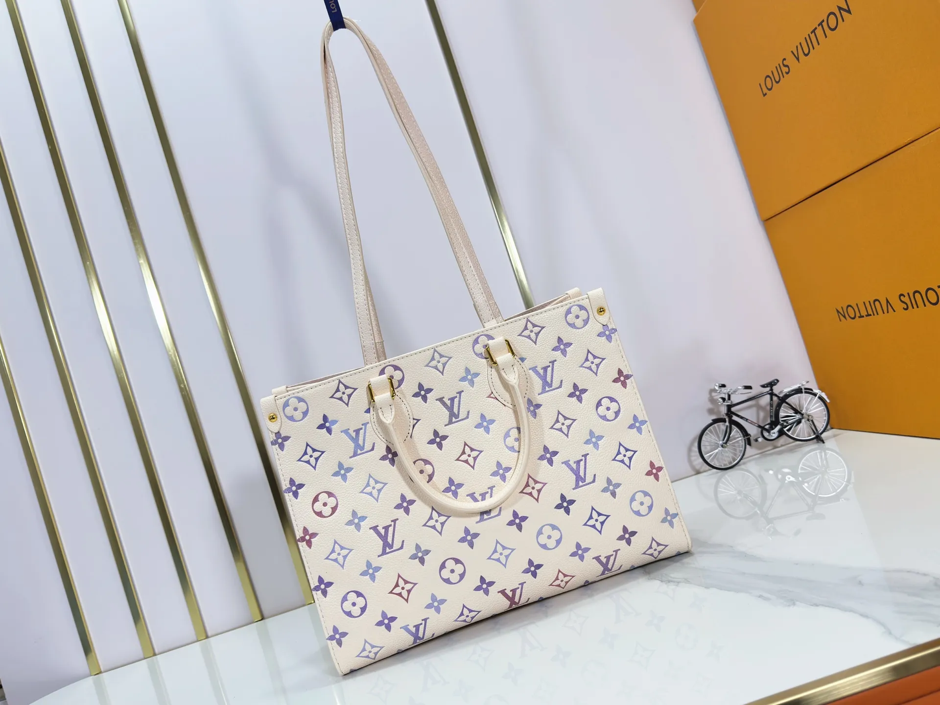 P240 Upgraded original M45495 M22770 This OnTheGo medium handbag comes from the Dream series and brightens up various looks with its elegant design. Monogram Empreinte leather is combined with digital printing technology to create a gradient watercolor effect. Dazzling metal hardware and multiple pockets enrich the details, and the slim shoulder strap makes it easy to carry cross-body. Dimensions: 35.0 x 27.0 x 14.0 cm (length x height x width)