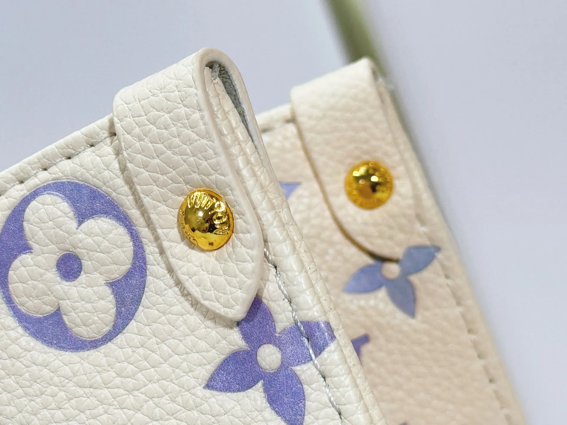 P240 Upgraded original M45495 M22770 This OnTheGo medium handbag comes from the Dream series and brightens up various looks with its elegant design. Monogram Empreinte leather is combined with digital printing technology to create a gradient watercolor effect. Dazzling metal hardware and multiple pockets enrich the details, and the slim shoulder strap makes it easy to carry cross-body. Dimensions: 35.0 x 27.0 x 14.0 cm (length x height x width)
