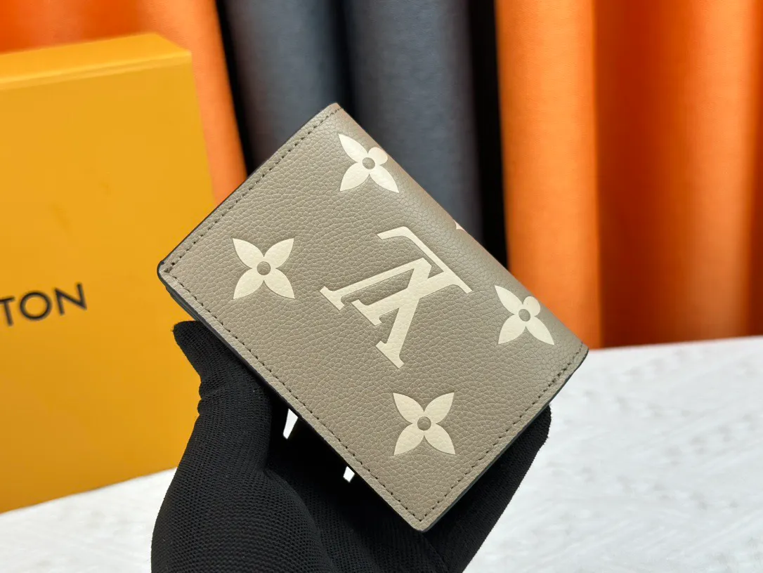 P170 LV top replica M80152 This Cléa wallet is made of Monogram Empreinte soft grained cowhide, embellished with Louis Vuitton's iconic Monogram embossed pattern. It has a stylish design, is exquisite and compact but has a spacious capacity. It is equipped with an external patch pocket, zipper coin pocket, banknote compartment and six credit card slots. Dimensions: 12 x 9 x 3.5 cm (length x height x width