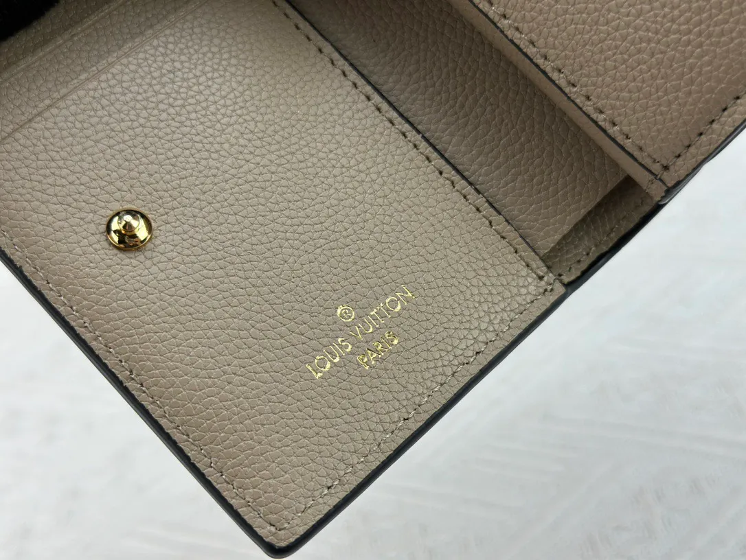 P170 LV top replica M80152 This Cléa wallet is made of Monogram Empreinte soft grained cowhide, embellished with Louis Vuitton's iconic Monogram embossed pattern. It has a stylish design, is exquisite and compact but has a spacious capacity. It is equipped with an external patch pocket, zipper coin pocket, banknote compartment and six credit card slots. Dimensions: 12 x 9 x 3.5 cm (length x height x width