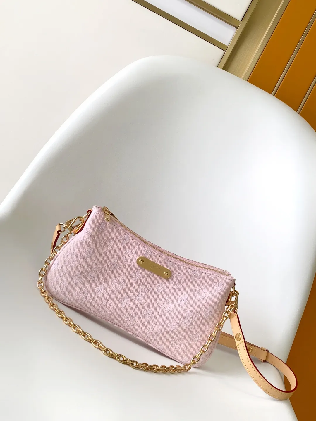 Factory price 780 M14159 Pink [Top original order] M83532, Monogram new denim Liv pochette material can fit tightly on the arm. It comes with a removable gold-tone chain and a removable, adjustable double strap and is crafted from Louis Vuitton's signature natural cowhide leather. A secure double zip closure and engraved gold plaque complete this stylish piece. size：24x13x6.5cm
