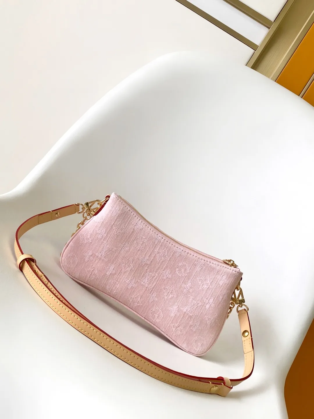 Factory price 780 M14159 Pink [Top original order] M83532, Monogram new denim Liv pochette material can fit tightly on the arm. It comes with a removable gold-tone chain and a removable, adjustable double strap and is crafted from Louis Vuitton's signature natural cowhide leather. A secure double zip closure and engraved gold plaque complete this stylish piece. size：24x13x6.5cm