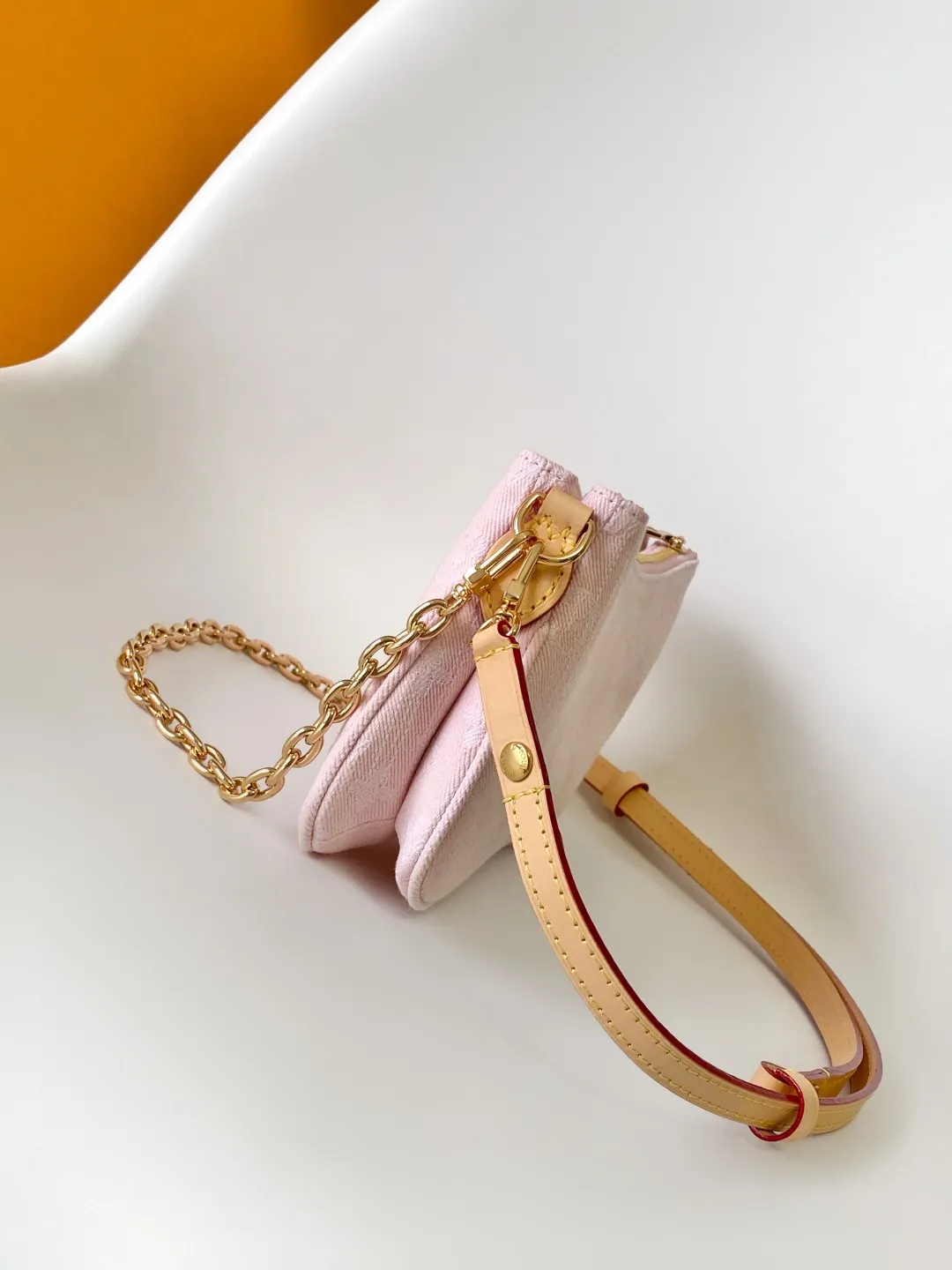 Factory price 780 M14159 Pink [Top original order] M83532, Monogram new denim Liv pochette material can fit tightly on the arm. It comes with a removable gold-tone chain and a removable, adjustable double strap and is crafted from Louis Vuitton's signature natural cowhide leather. A secure double zip closure and engraved gold plaque complete this stylish piece. size：24x13x6.5cm