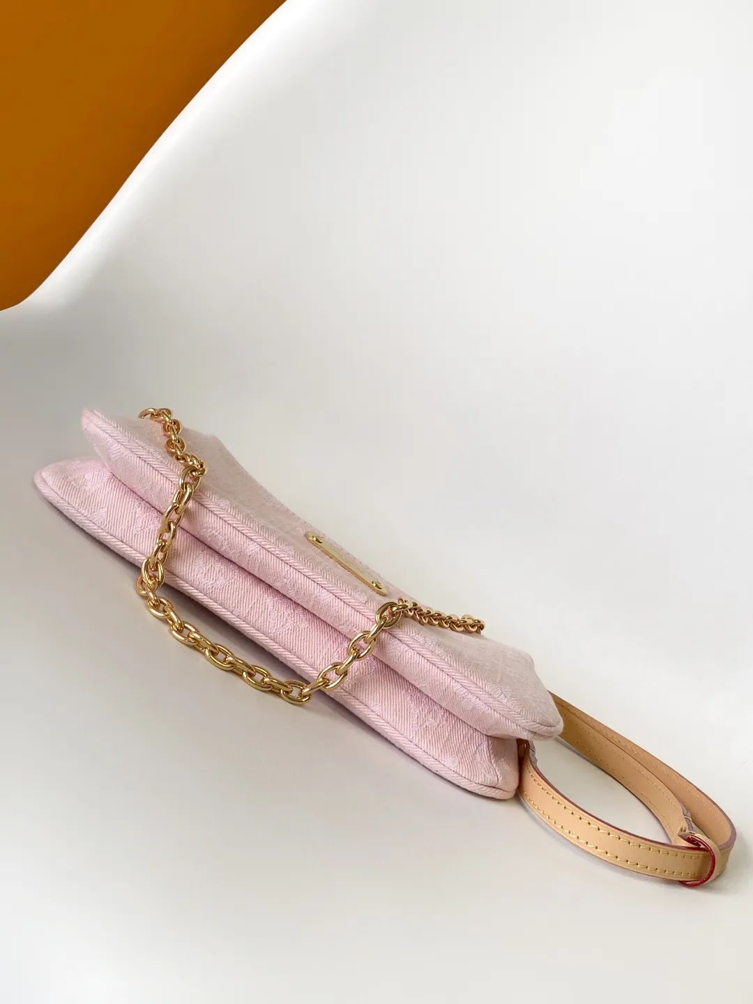 Factory price 780 M14159 Pink [Top original order] M83532, Monogram new denim Liv pochette material can fit tightly on the arm. It comes with a removable gold-tone chain and a removable, adjustable double strap and is crafted from Louis Vuitton's signature natural cowhide leather. A secure double zip closure and engraved gold plaque complete this stylish piece. size：24x13x6.5cm