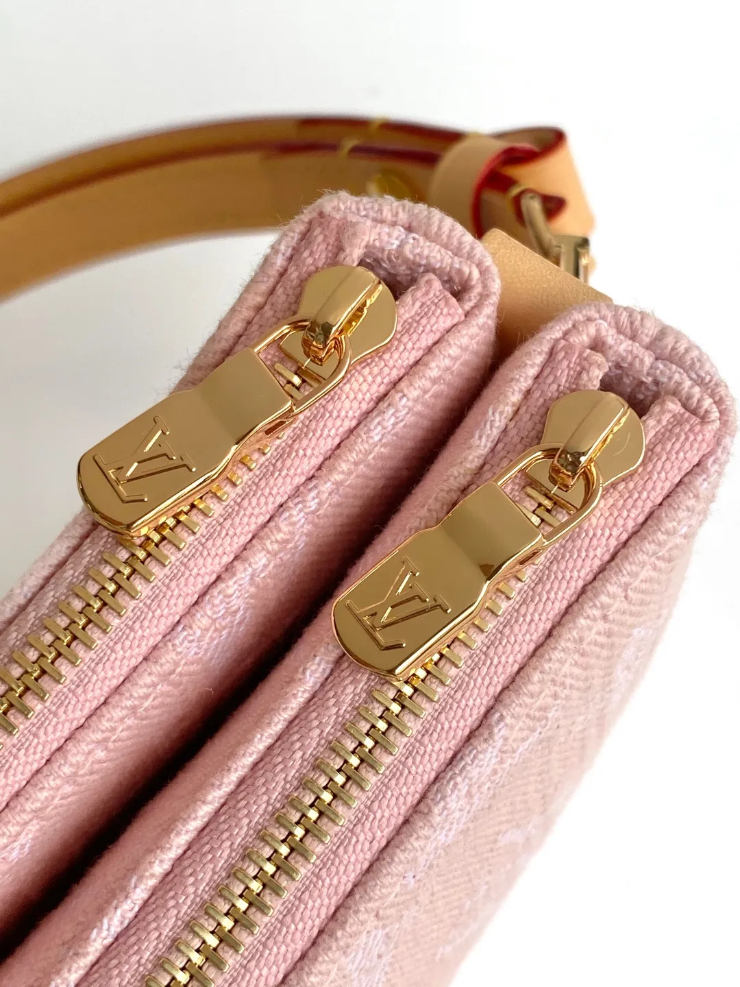 Factory price 780 M14159 Pink [Top original order] M83532, Monogram new denim Liv pochette material can fit tightly on the arm. It comes with a removable gold-tone chain and a removable, adjustable double strap and is crafted from Louis Vuitton's signature natural cowhide leather. A secure double zip closure and engraved gold plaque complete this stylish piece. size：24x13x6.5cm