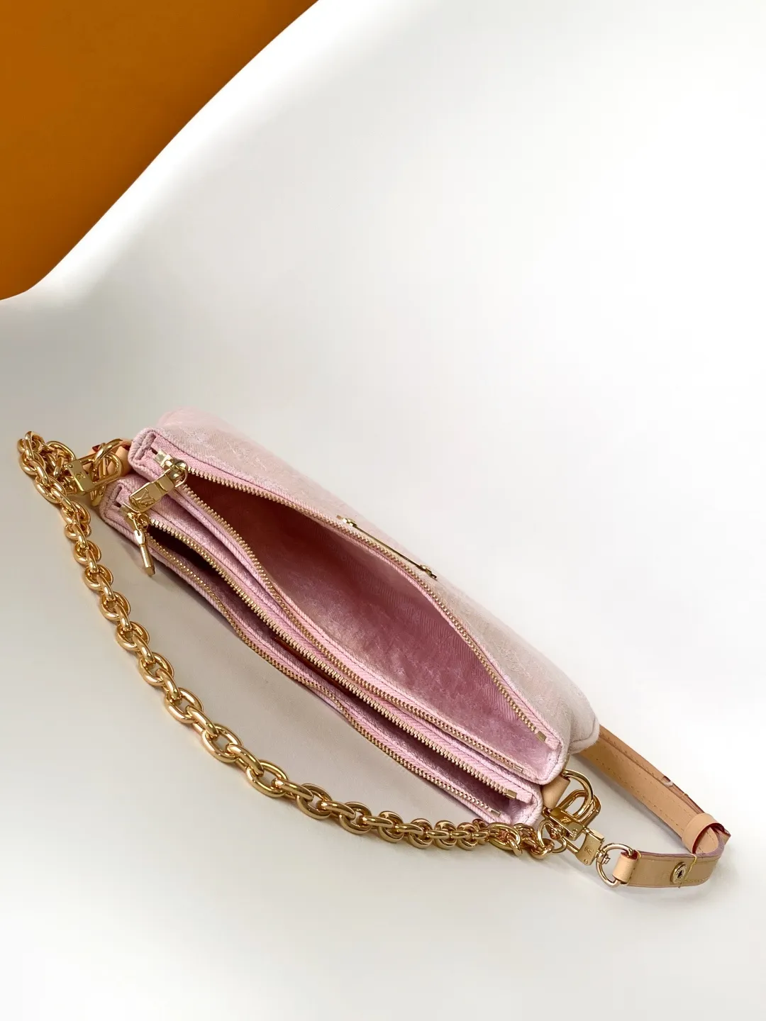 Factory price 780 M14159 Pink [Top original order] M83532, Monogram new denim Liv pochette material can fit tightly on the arm. It comes with a removable gold-tone chain and a removable, adjustable double strap and is crafted from Louis Vuitton's signature natural cowhide leather. A secure double zip closure and engraved gold plaque complete this stylish piece. size：24x13x6.5cm