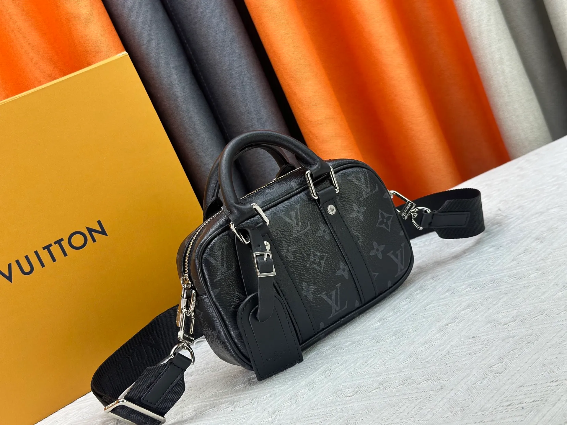 P220 Upgraded Original M82770 Black Flower Denim Blue This Nano Porte Documents Voyage handbag pays tribute to the classic prototype design. It inherits elements such as zipper opening and closing, handles and detachable and adjustable shoulder straps, and can easily control business occasions with a personalized and trendy attitude. The spacious main compartment holds a cell phone and wallet, making it ideal for shoulder or cross-body wear. Dimensions: 20 x 13 x 5.5 (Length x Height x Width)