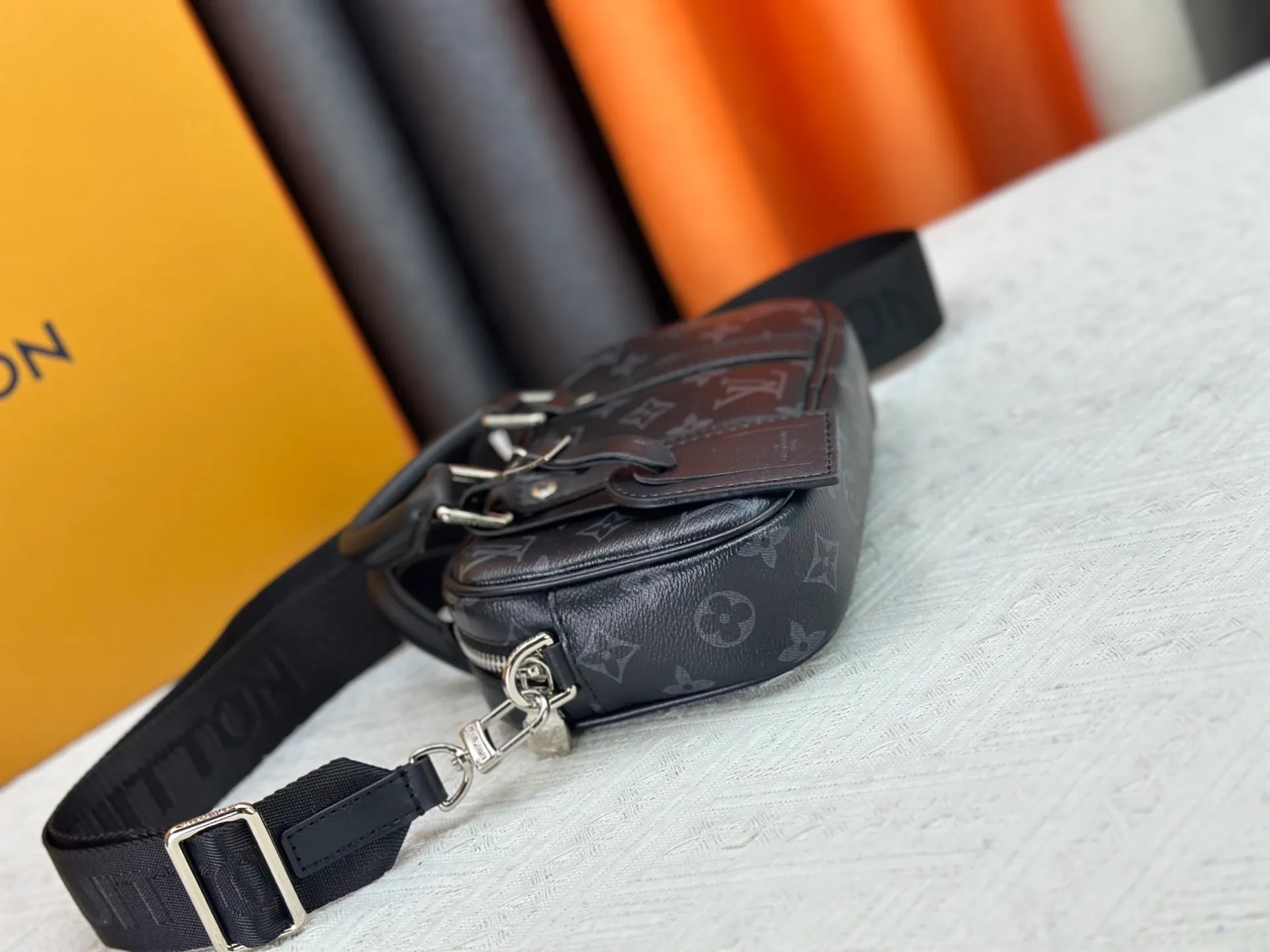 P220 Upgraded Original M82770 Black Flower Denim Blue This Nano Porte Documents Voyage handbag pays tribute to the classic prototype design. It inherits elements such as zipper opening and closing, handles and detachable and adjustable shoulder straps, and can easily control business occasions with a personalized and trendy attitude. The spacious main compartment holds a cell phone and wallet, making it ideal for shoulder or cross-body wear. Dimensions: 20 x 13 x 5.5 (Length x Height x Width)