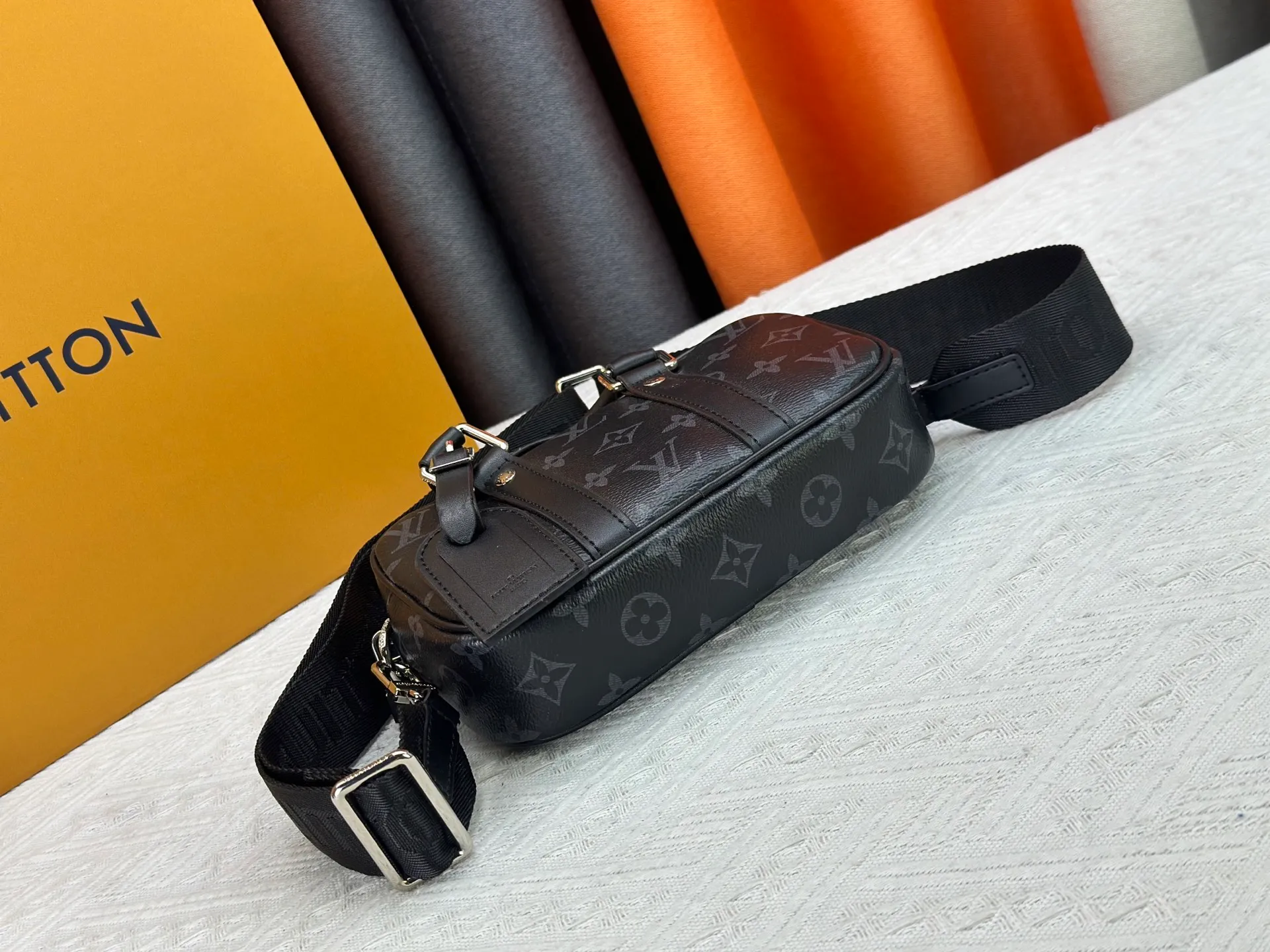 P220 Upgraded Original M82770 Black Flower Denim Blue This Nano Porte Documents Voyage handbag pays tribute to the classic prototype design. It inherits elements such as zipper opening and closing, handles and detachable and adjustable shoulder straps, and can easily control business occasions with a personalized and trendy attitude. The spacious main compartment holds a cell phone and wallet, making it ideal for shoulder or cross-body wear. Dimensions: 20 x 13 x 5.5 (Length x Height x Width)