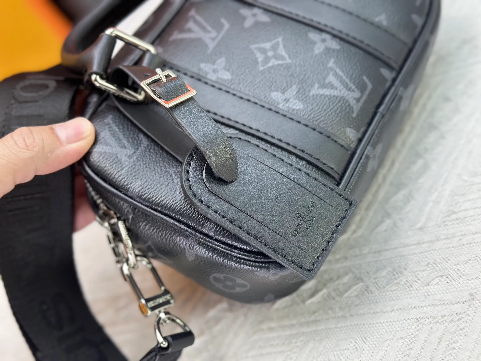 P220 Upgraded Original M82770 Black Flower Denim Blue This Nano Porte Documents Voyage handbag pays tribute to the classic prototype design. It inherits elements such as zipper opening and closing, handles and detachable and adjustable shoulder straps, and can easily control business occasions with a personalized and trendy attitude. The spacious main compartment holds a cell phone and wallet, making it ideal for shoulder or cross-body wear. Dimensions: 20 x 13 x 5.5 (Length x Height x Width)