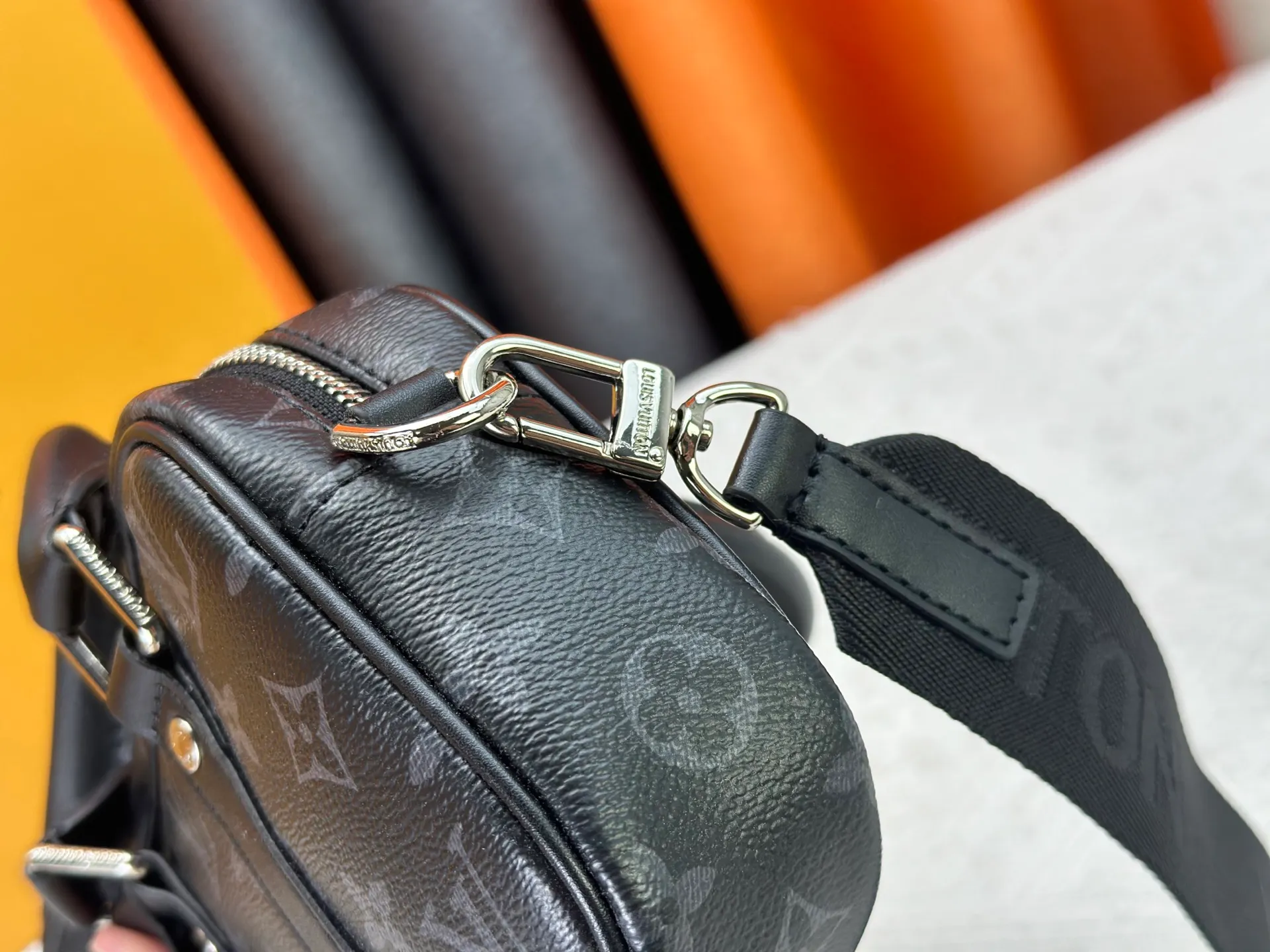 P220 Upgraded Original M82770 Black Flower Denim Blue This Nano Porte Documents Voyage handbag pays tribute to the classic prototype design. It inherits elements such as zipper opening and closing, handles and detachable and adjustable shoulder straps, and can easily control business occasions with a personalized and trendy attitude. The spacious main compartment holds a cell phone and wallet, making it ideal for shoulder or cross-body wear. Dimensions: 20 x 13 x 5.5 (Length x Height x Width)