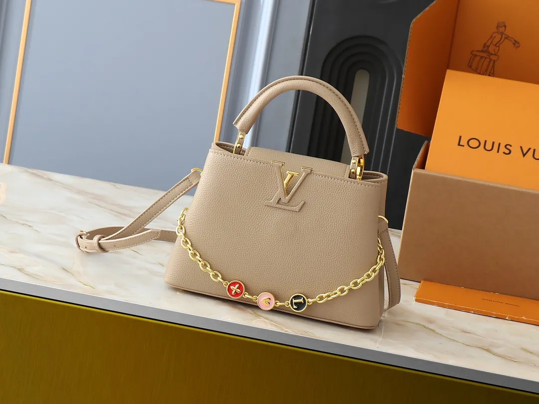 💰400💰Guangzhou goods Upgraded original M00014 M00013 M00015 [New size] This Capucines new size handbag shows soft beauty: Taurillon leather bag body with light-colored flap and top handle, enamel Monogram flower chain can also achieve a shoulder-carrying experience. Wear the slim leather strap to explore more styling possibilities. Dimensions 27 x 17.3 x 9 cm (length x height x width)