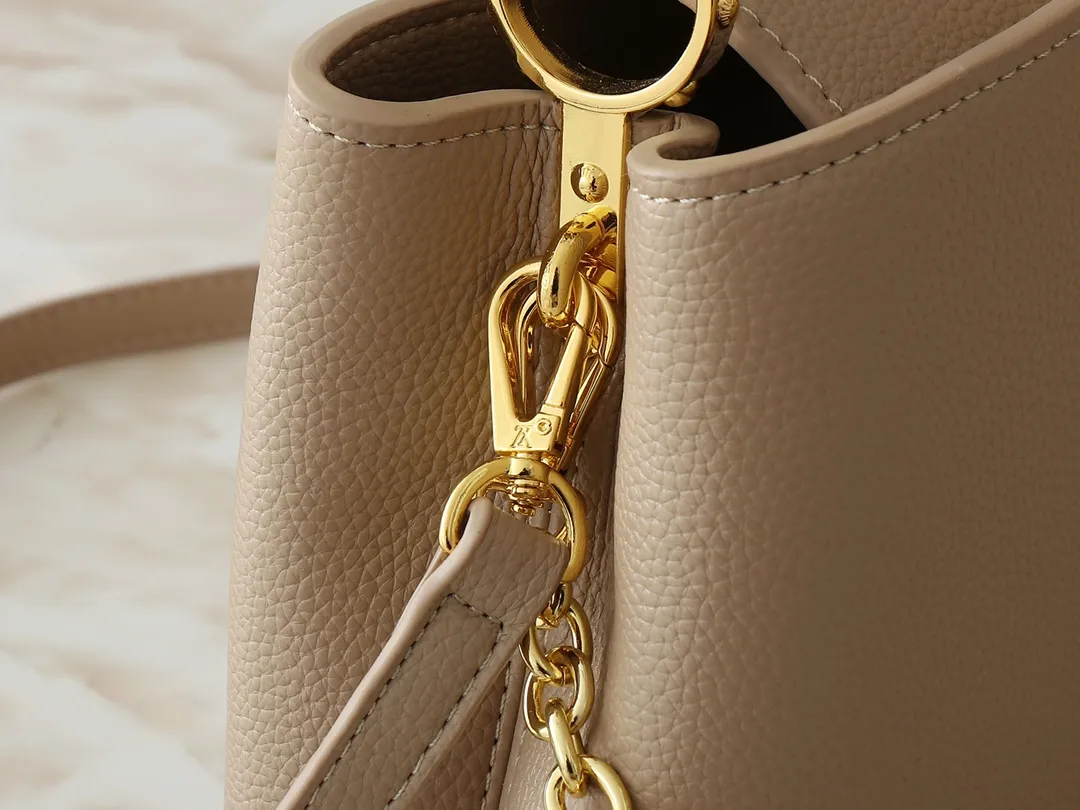 💰400💰Guangzhou goods Upgraded original M00014 M00013 M00015 [New size] This Capucines new size handbag shows soft beauty: Taurillon leather bag body with light-colored flap and top handle, enamel Monogram flower chain can also achieve a shoulder-carrying experience. Wear the slim leather strap to explore more styling possibilities. Dimensions 27 x 17.3 x 9 cm (length x height x width)