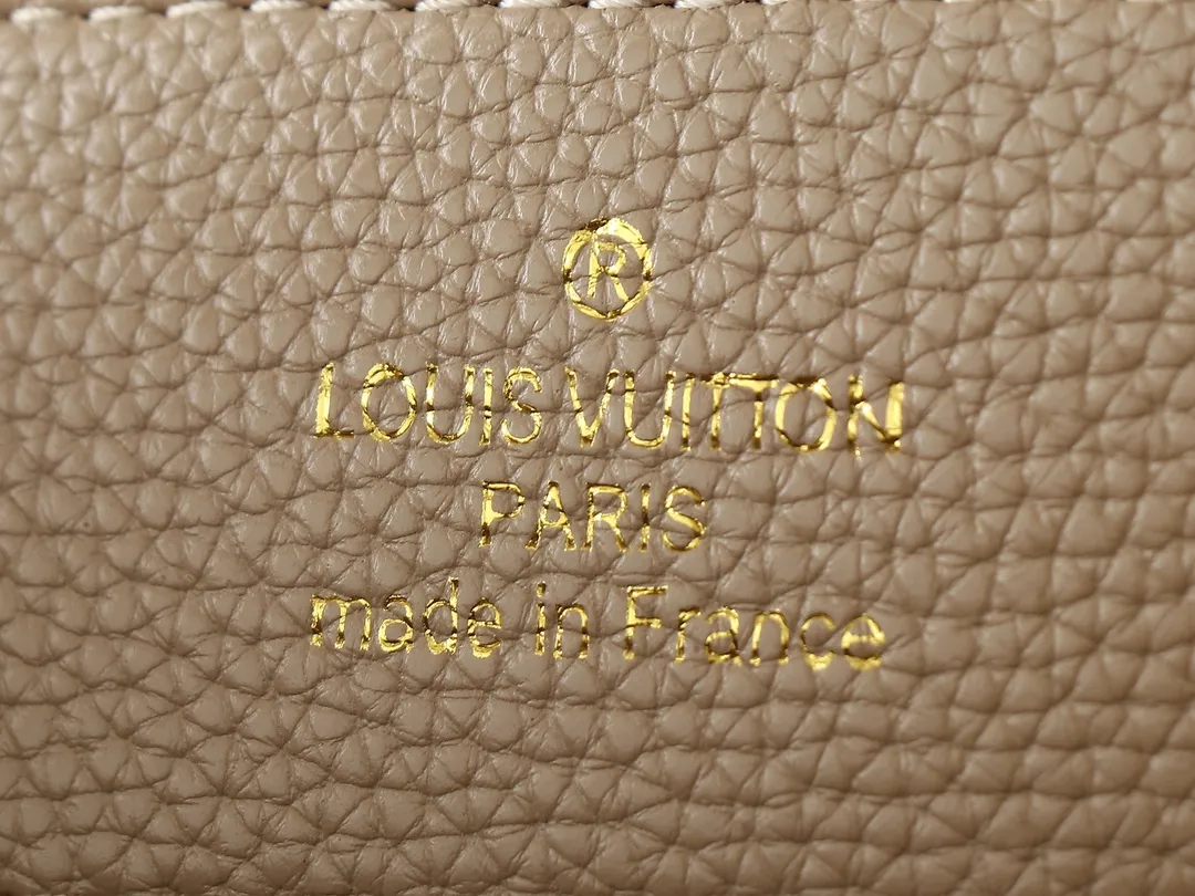 💰400💰Guangzhou goods Upgraded original M00014 M00013 M00015 [New size] This Capucines new size handbag shows soft beauty: Taurillon leather bag body with light-colored flap and top handle, enamel Monogram flower chain can also achieve a shoulder-carrying experience. Wear the slim leather strap to explore more styling possibilities. Dimensions 27 x 17.3 x 9 cm (length x height x width)