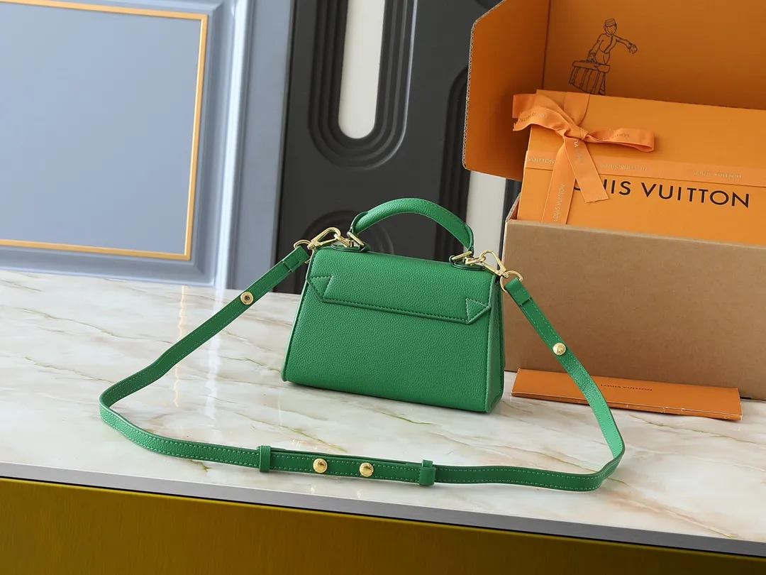💰300💰Upgraded from the original M21590 M59090 Twist One Handle BB handbag, made of dark-dyed Taurillon leather, with a top single handle and the iconic LV Twist twist lock flap. The contrasting leather lining adds a trendy touch and can be worn cross-body, over the shoulder or by hand. Dimensions: 20x13x9 cm