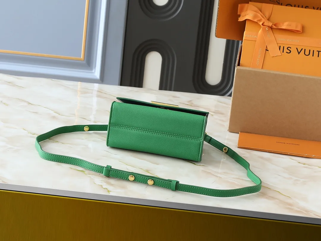 💰300💰Upgraded from the original M21590 M59090 Twist One Handle BB handbag, made of dark-dyed Taurillon leather, with a top single handle and the iconic LV Twist twist lock flap. The contrasting leather lining adds a trendy touch and can be worn cross-body, over the shoulder or by hand. Dimensions: 20x13x9 cm