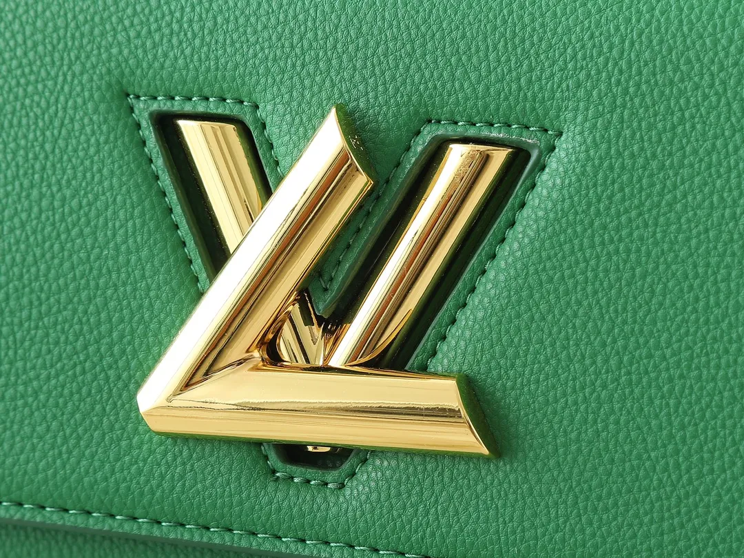 💰300💰Upgraded from the original M21590 M59090 Twist One Handle BB handbag, made of dark-dyed Taurillon leather, with a top single handle and the iconic LV Twist twist lock flap. The contrasting leather lining adds a trendy touch and can be worn cross-body, over the shoulder or by hand. Dimensions: 20x13x9 cm