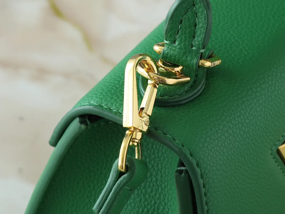 💰300💰Upgraded from the original M21590 M59090 Twist One Handle BB handbag, made of dark-dyed Taurillon leather, with a top single handle and the iconic LV Twist twist lock flap. The contrasting leather lining adds a trendy touch and can be worn cross-body, over the shoulder or by hand. Dimensions: 20x13x9 cm