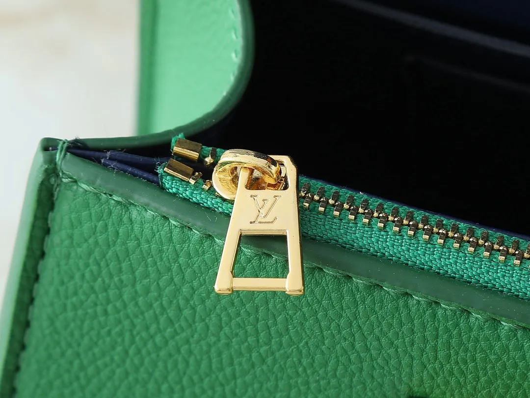 💰300💰Upgraded from the original M21590 M59090 Twist One Handle BB handbag, made of dark-dyed Taurillon leather, with a top single handle and the iconic LV Twist twist lock flap. The contrasting leather lining adds a trendy touch and can be worn cross-body, over the shoulder or by hand. Dimensions: 20x13x9 cm