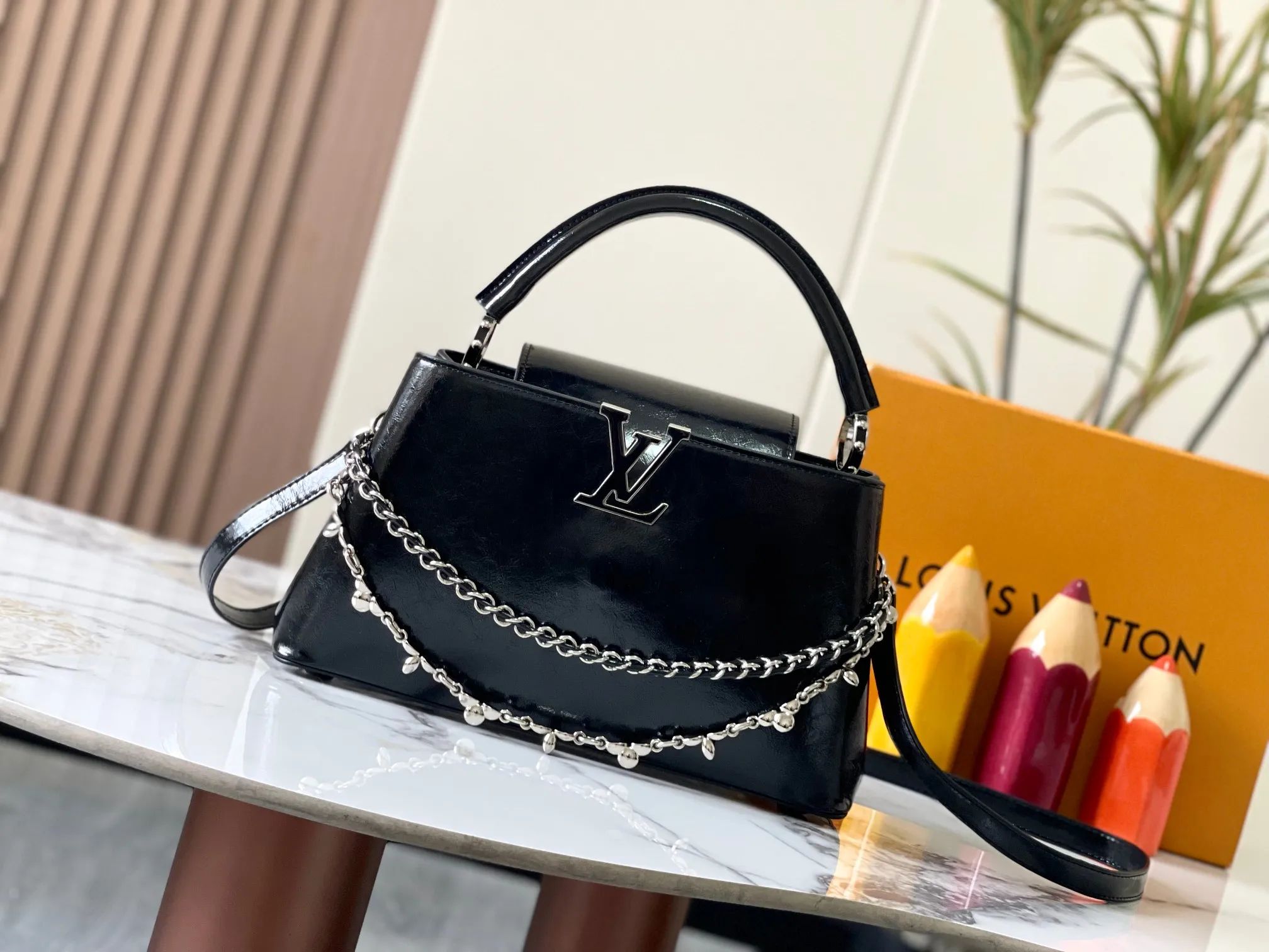 P480 [Guangzhou top quality original version] M25492 This CapucinesEast-WestBB handbag gives the leather a pleated texture, telling the new season trend. The cow leather trim outlines smooth lines, and the LV letters and detachable chain sparkle with metallic luster. The spacious interior meets different storage needs, and a variety of carrying methods show off its functional ingenuity. Size:33*19*9cm