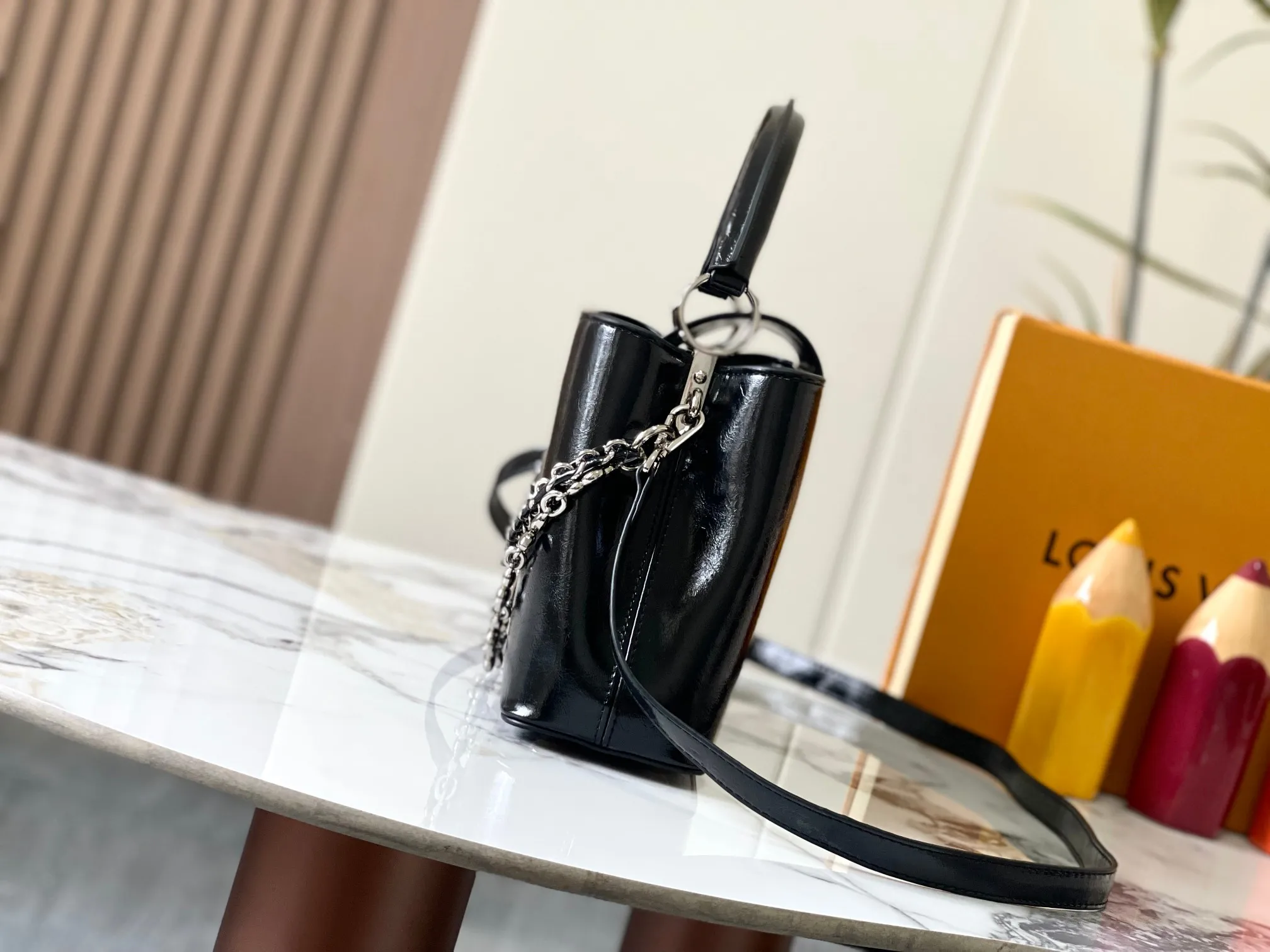 P480 [Guangzhou top quality original version] M25492 This CapucinesEast-WestBB handbag gives the leather a pleated texture, telling the new season trend. The cow leather trim outlines smooth lines, and the LV letters and detachable chain sparkle with metallic luster. The spacious interior meets different storage needs, and a variety of carrying methods show off its functional ingenuity. Size:33*19*9cm