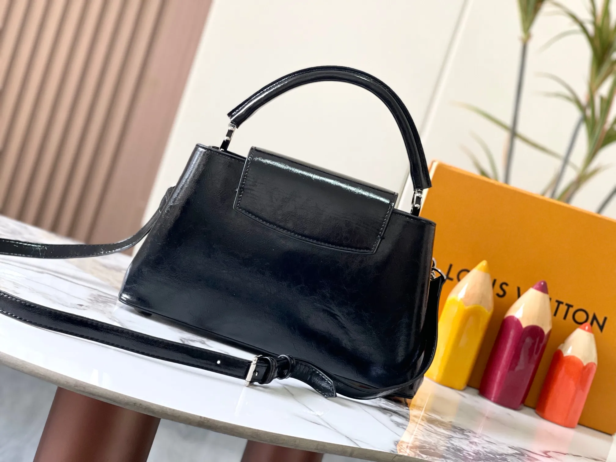 P480 [Guangzhou top quality original version] M25492 This CapucinesEast-WestBB handbag gives the leather a pleated texture, telling the new season trend. The cow leather trim outlines smooth lines, and the LV letters and detachable chain sparkle with metallic luster. The spacious interior meets different storage needs, and a variety of carrying methods show off its functional ingenuity. Size:33*19*9cm