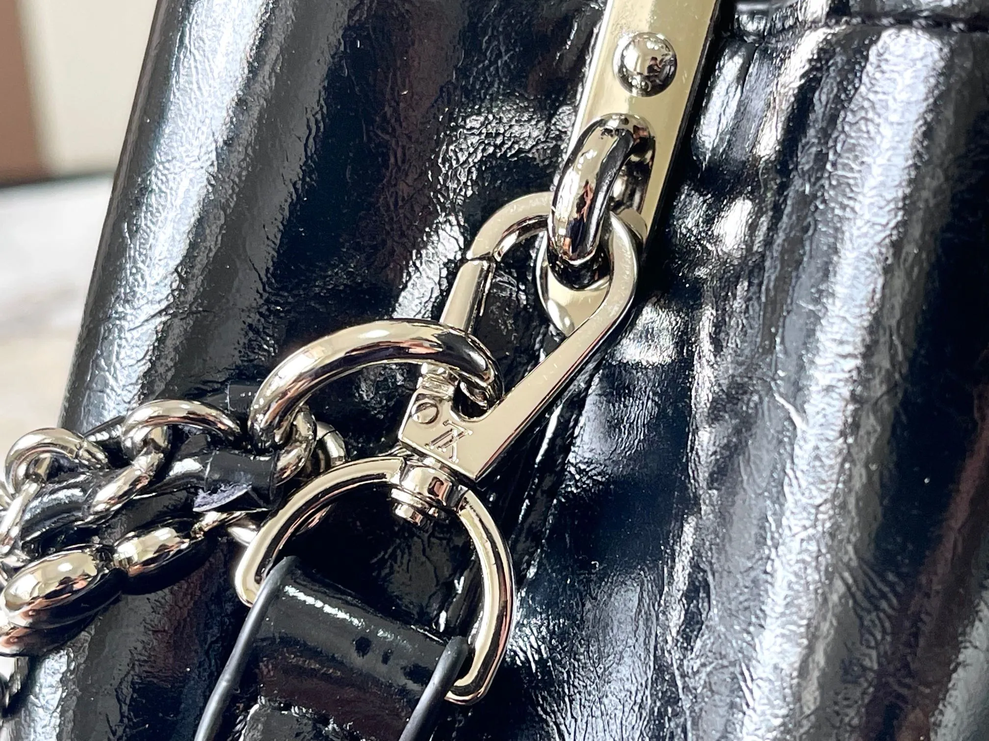 P480 [Guangzhou top quality original version] M25492 This CapucinesEast-WestBB handbag gives the leather a pleated texture, telling the new season trend. The cow leather trim outlines smooth lines, and the LV letters and detachable chain sparkle with metallic luster. The spacious interior meets different storage needs, and a variety of carrying methods show off its functional ingenuity. Size:33*19*9cm