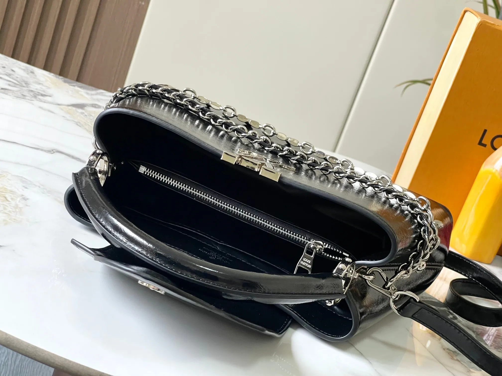 P480 [Guangzhou top quality original version] M25492 This CapucinesEast-WestBB handbag gives the leather a pleated texture, telling the new season trend. The cow leather trim outlines smooth lines, and the LV letters and detachable chain sparkle with metallic luster. The spacious interior meets different storage needs, and a variety of carrying methods show off its functional ingenuity. Size:33*19*9cm