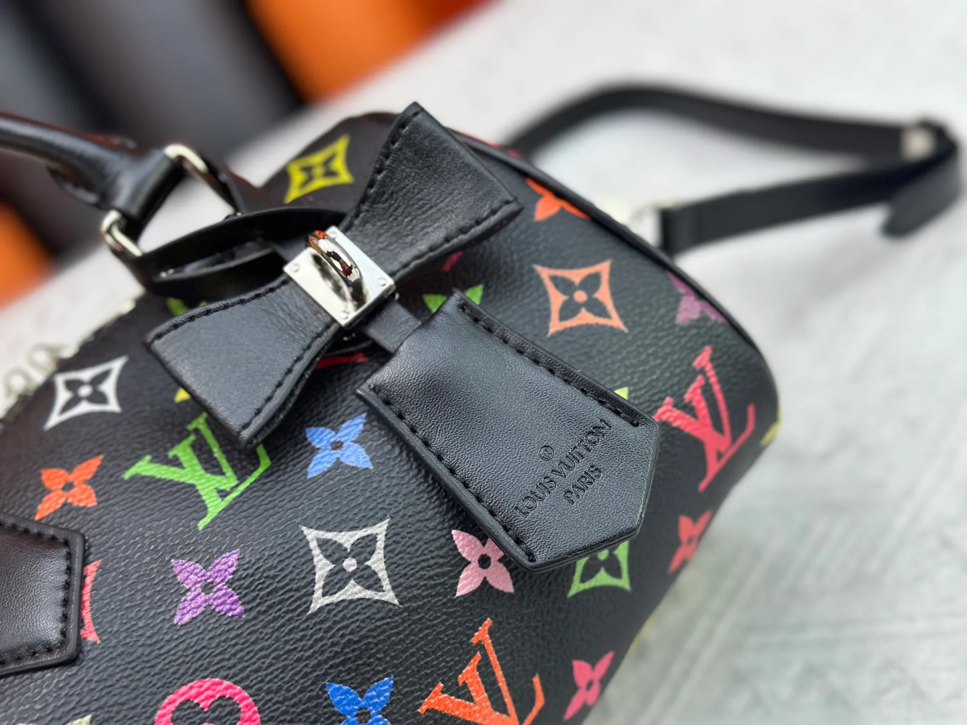 P260 Upgraded from the original version, this M46234 M46222 Speedy Bandoulière 20 handbag is made of soft coated canvas, with the full-length Monogram pattern traced in colorful rainbow tones, highlighting the smart style of the Louis Vuitton x Murakami reissue series. The Toron handle and detachable shoulder strap are constructed of cow leather, the metal corners recall classic luggage elements, and the bow-shaped key bag and padlock add brand touches. Dimensions: 20.5 x 13.5 x 12.0 cm (length x height x width)
