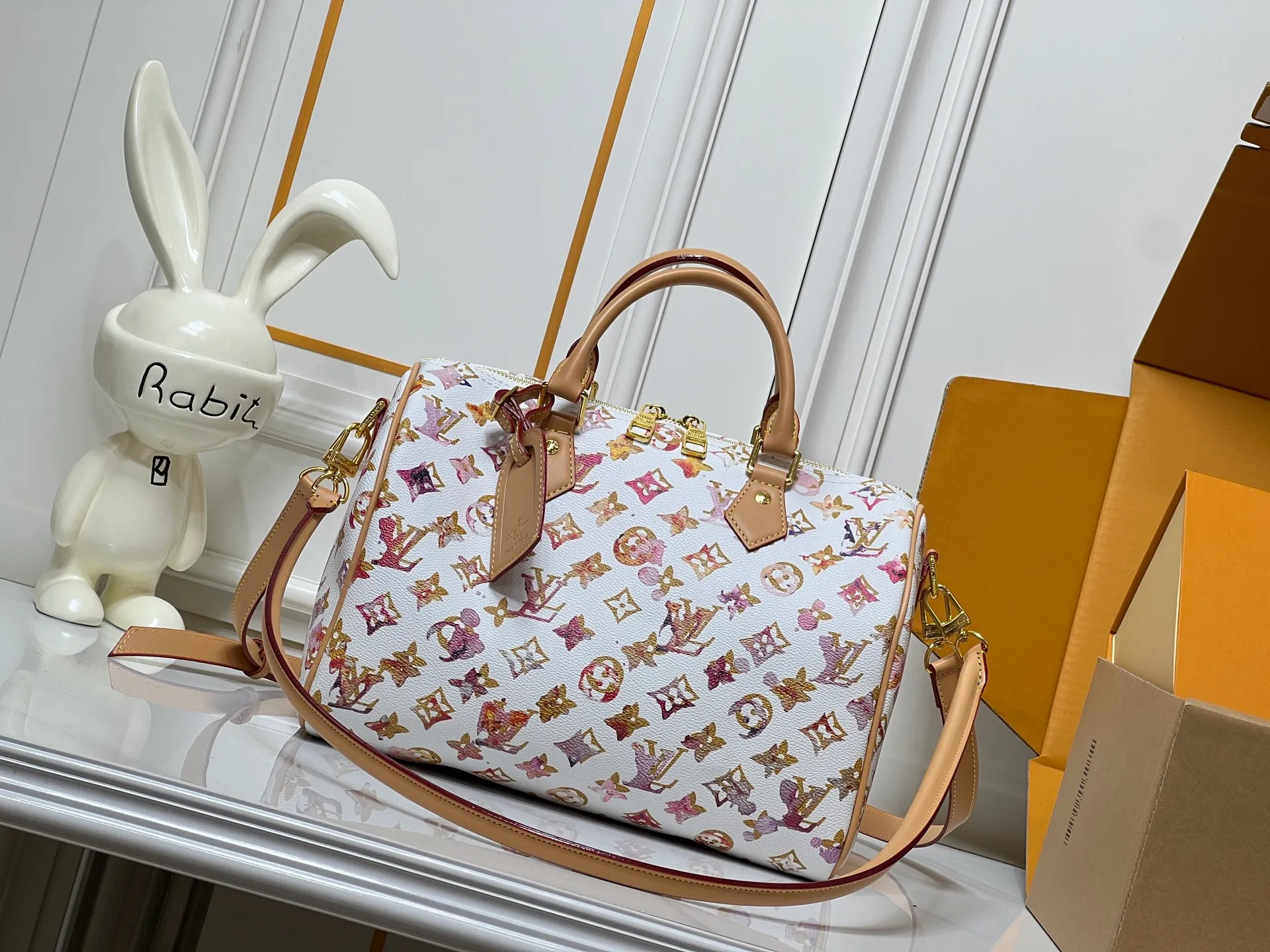 Batch 300💰M18076 M15159 M25766 M13344 Catwalk model This Speedy Soft 30 comes from the LV Travels With Grace Coddlington series. It is made of rich-toned cow leather with gold hardware and interesting embossed shapes. Removable name tag features Grace Coddington's handwriting. Size: 30X21X17 cm