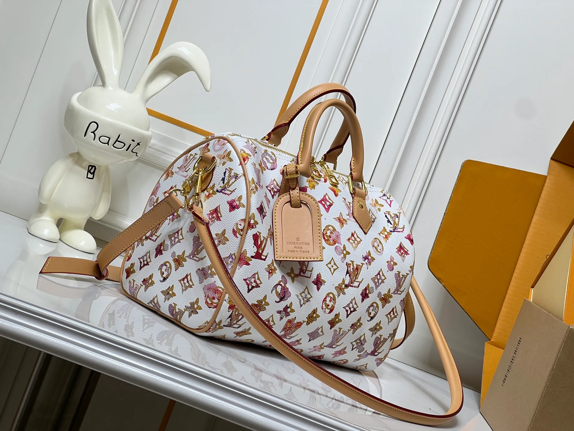 Batch 300💰M18076 M15159 M25766 M13344 Catwalk model This Speedy Soft 30 comes from the LV Travels With Grace Coddlington series. It is made of rich-toned cow leather with gold hardware and interesting embossed shapes. Removable name tag features Grace Coddington's handwriting. Size: 30X21X17 cm