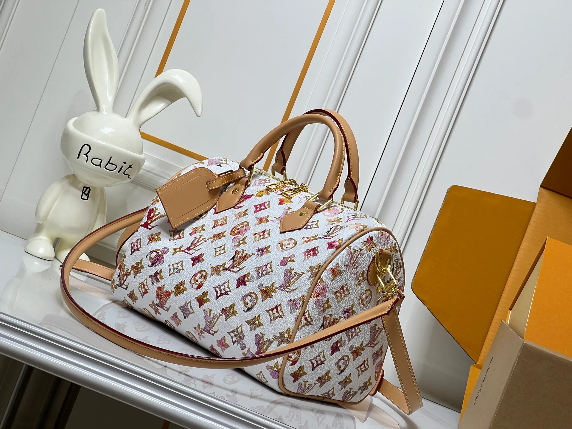Batch 300💰M18076 M15159 M25766 M13344 Catwalk model This Speedy Soft 30 comes from the LV Travels With Grace Coddlington series. It is made of rich-toned cow leather with gold hardware and interesting embossed shapes. Removable name tag features Grace Coddington's handwriting. Size: 30X21X17 cm