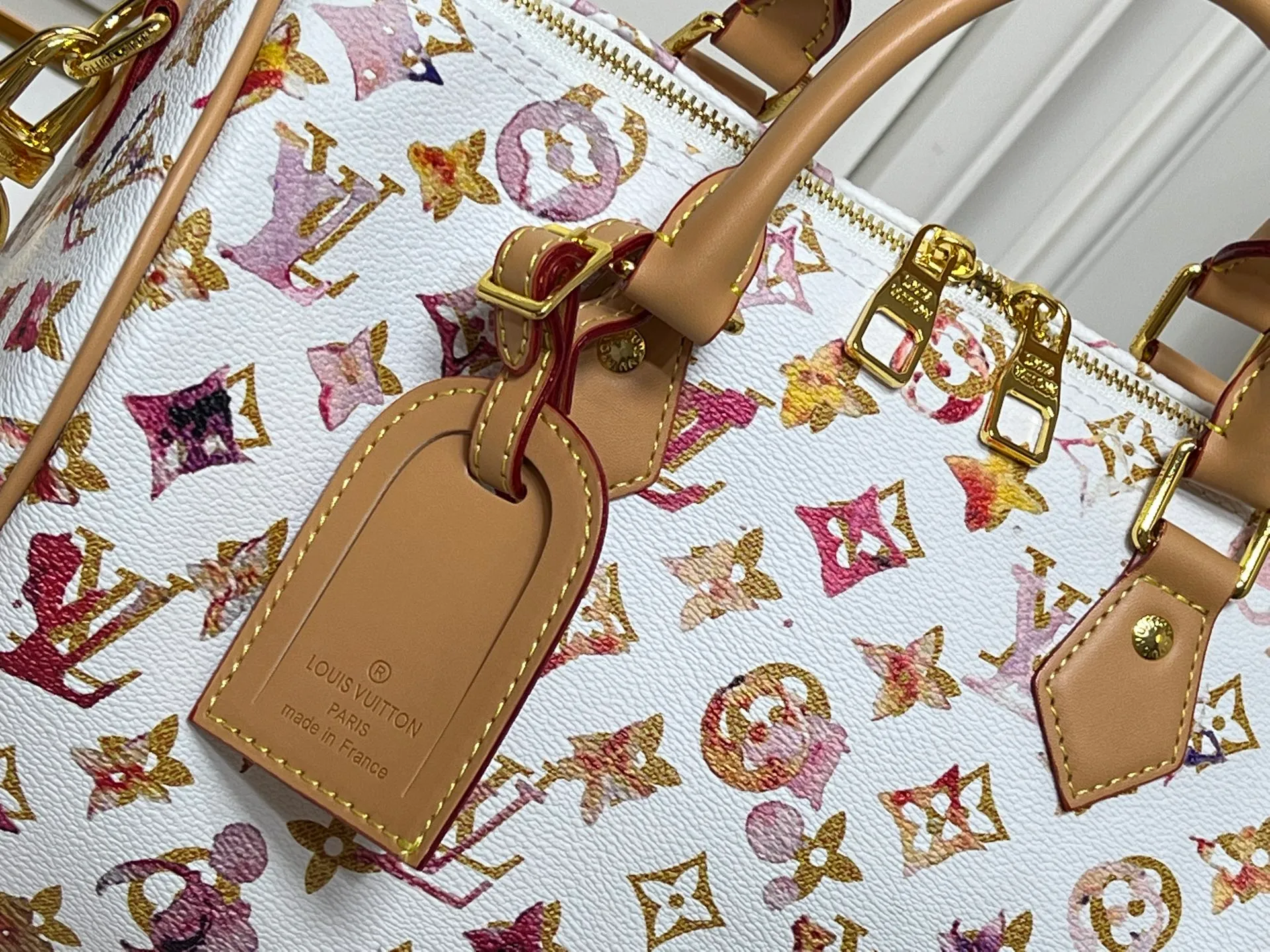 Batch 300💰M18076 M15159 M25766 M13344 Catwalk model This Speedy Soft 30 comes from the LV Travels With Grace Coddlington series. It is made of rich-toned cow leather with gold hardware and interesting embossed shapes. Removable name tag features Grace Coddington's handwriting. Size: 30X21X17 cm