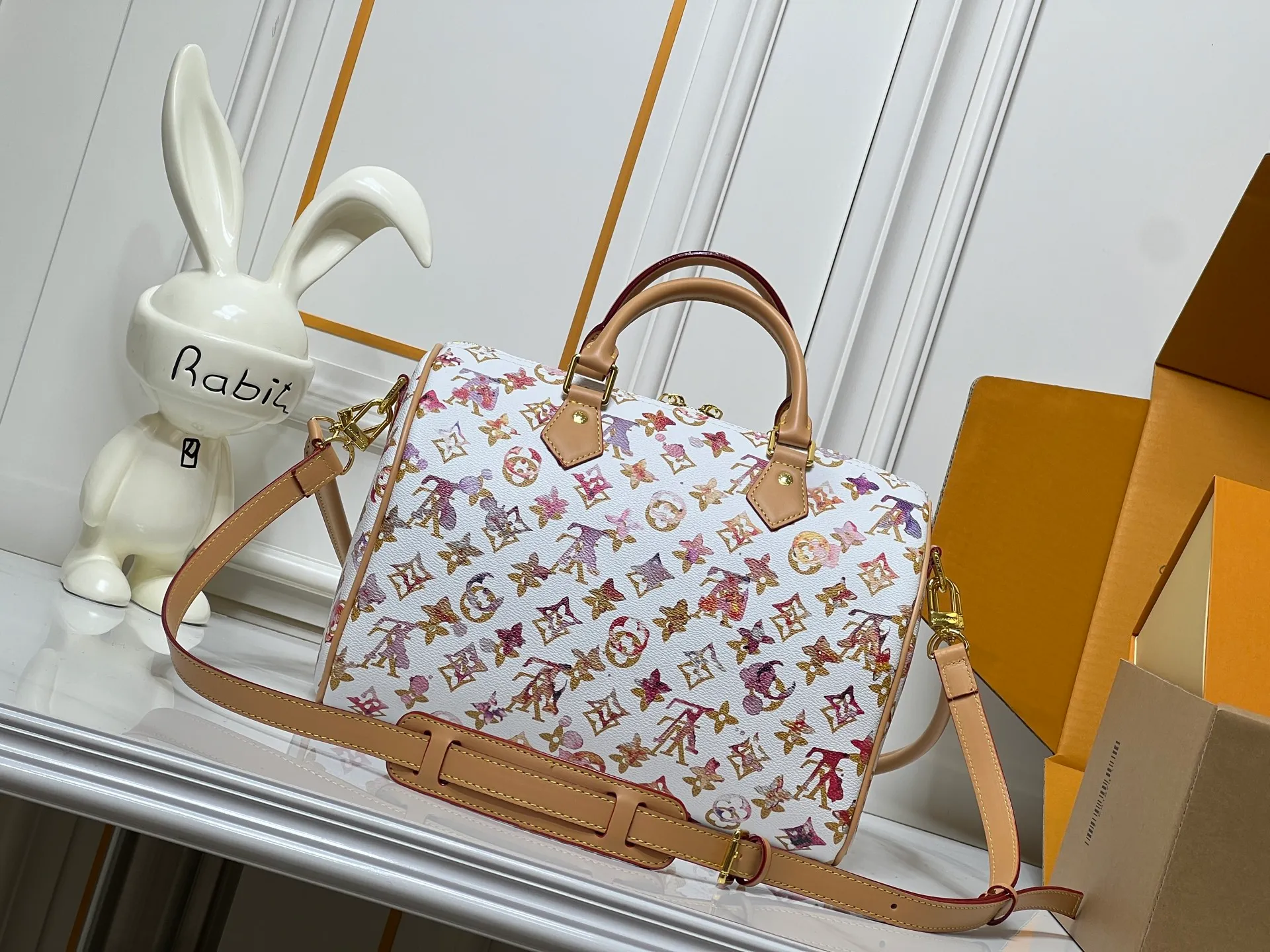 Batch 300💰M18076 M15159 M25766 M13344 Catwalk model This Speedy Soft 30 comes from the LV Travels With Grace Coddlington series. It is made of rich-toned cow leather with gold hardware and interesting embossed shapes. Removable name tag features Grace Coddington's handwriting. Size: 30X21X17 cm
