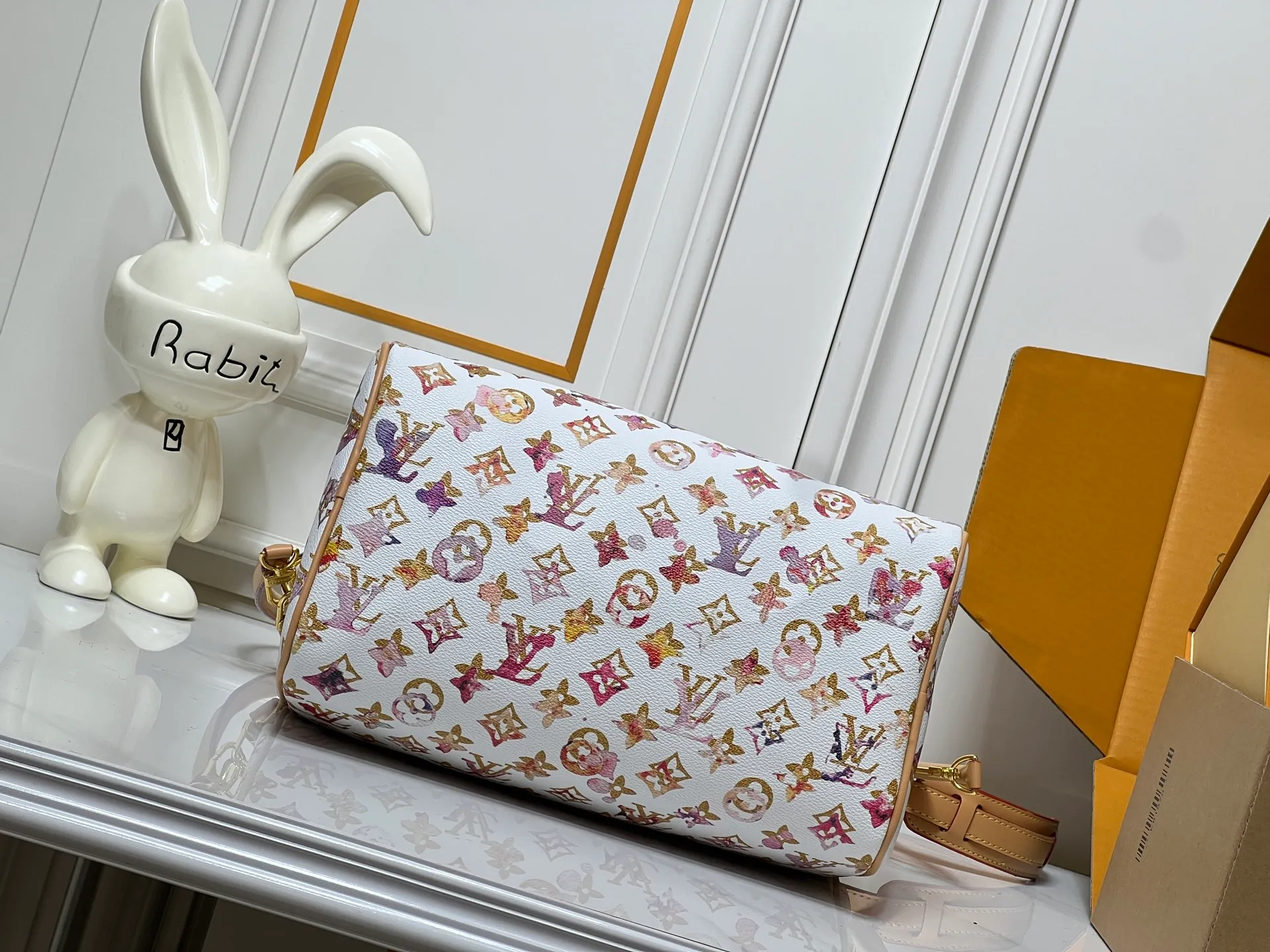 Batch 300💰M18076 M15159 M25766 M13344 Catwalk model This Speedy Soft 30 comes from the LV Travels With Grace Coddlington series. It is made of rich-toned cow leather with gold hardware and interesting embossed shapes. Removable name tag features Grace Coddington's handwriting. Size: 30X21X17 cm