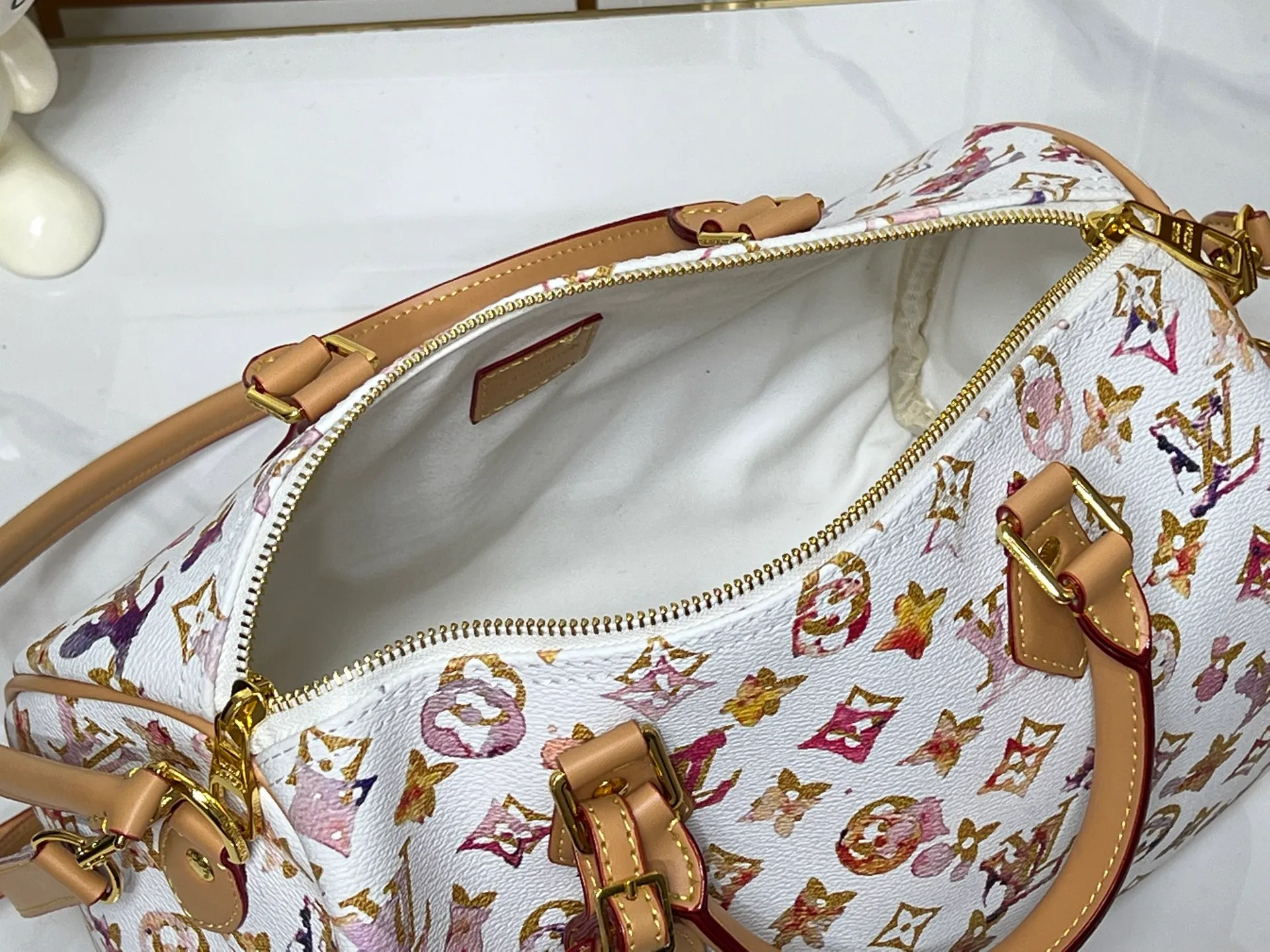 Batch 300💰M18076 M15159 M25766 M13344 Catwalk model This Speedy Soft 30 comes from the LV Travels With Grace Coddlington series. It is made of rich-toned cow leather with gold hardware and interesting embossed shapes. Removable name tag features Grace Coddington's handwriting. Size: 30X21X17 cm