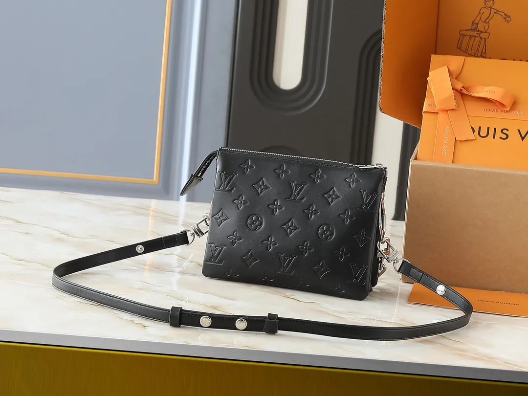 💰240💰Upgraded from the original M59598 M59389 M59396 M13233 M21259 M25218 M20770 M11401 This Coussin BB handbag is made of soft sheep leather with an embossed Monogram pattern. It has an inner compartment in a compact silhouette, making it an elegant choice for both day and night. Both the chunky chain and slim leather strap are removable, allowing for a variety of styling possibilities. Dimensions: 21.0 x 16.0 x 7.0 cm (length x height x width)