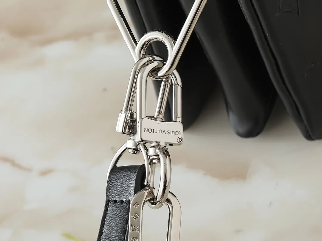 💰240💰Upgraded from the original M59598 M59389 M59396 M13233 M21259 M25218 M20770 M11401 This Coussin BB handbag is made of soft sheep leather with an embossed Monogram pattern. It has an inner compartment in a compact silhouette, making it an elegant choice for both day and night. Both the chunky chain and slim leather strap are removable, allowing for a variety of styling possibilities. Dimensions: 21.0 x 16.0 x 7.0 cm (length x height x width)