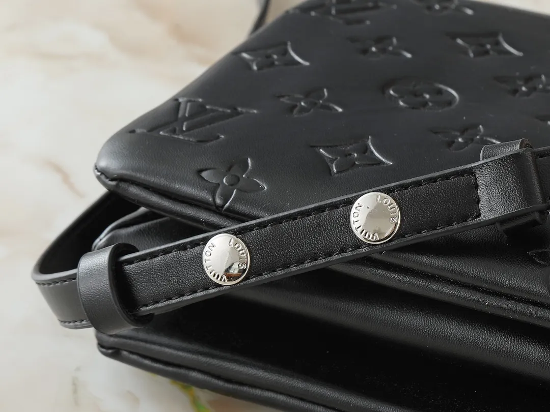 💰240💰Upgraded from the original M59598 M59389 M59396 M13233 M21259 M25218 M20770 M11401 This Coussin BB handbag is made of soft sheep leather with an embossed Monogram pattern. It has an inner compartment in a compact silhouette, making it an elegant choice for both day and night. Both the chunky chain and slim leather strap are removable, allowing for a variety of styling possibilities. Dimensions: 21.0 x 16.0 x 7.0 cm (length x height x width)