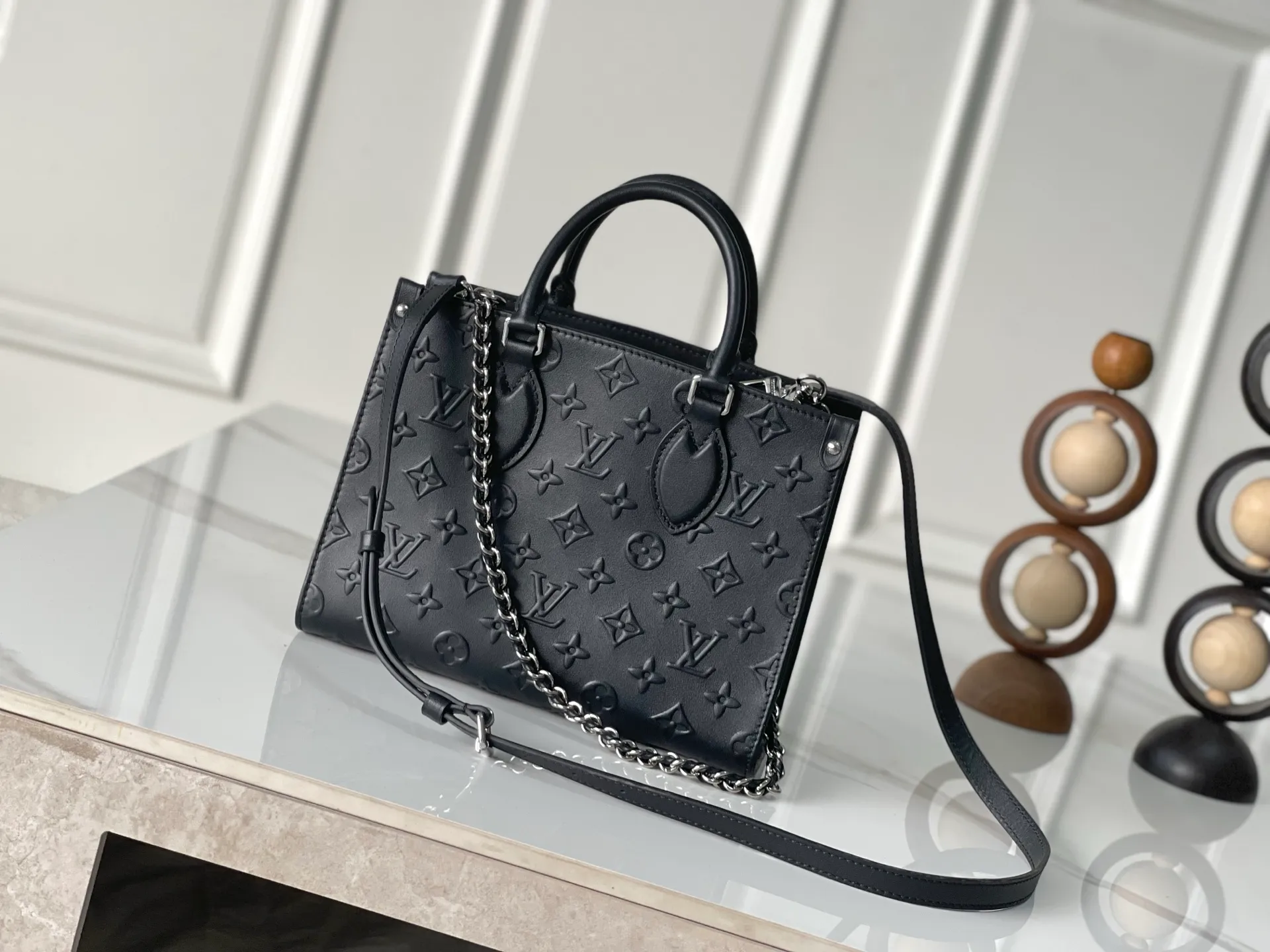 💰1180 (top layer leather) top original single M14576 top layer leather 163C01 dynamic code change. This OnTheGo small handbag comes from the Monogram Bold series, finishing the 2025 spring and summer show with its neat structure. The Monogram embossed leather bag features dazzling metal hardware and a detachable braided chain. It has ample space to accommodate daily essentials, making it a perfect choice for urban commuting and weekend outings. 25.0 x 19.0 x 11.5 cm (L x H x W) • Cow leather • Cow leather trim • Textile lining • Metal hardware • Holds 11" tablet, 6.7" smartphone, Sarah long wallet, notebook, books, sunglasses and keys • Shoulder strap: removable, adjustable • Half-length strap: 48.0 cm • Half-length strap adjustable to: 52.0 cm • Handle: Double handle