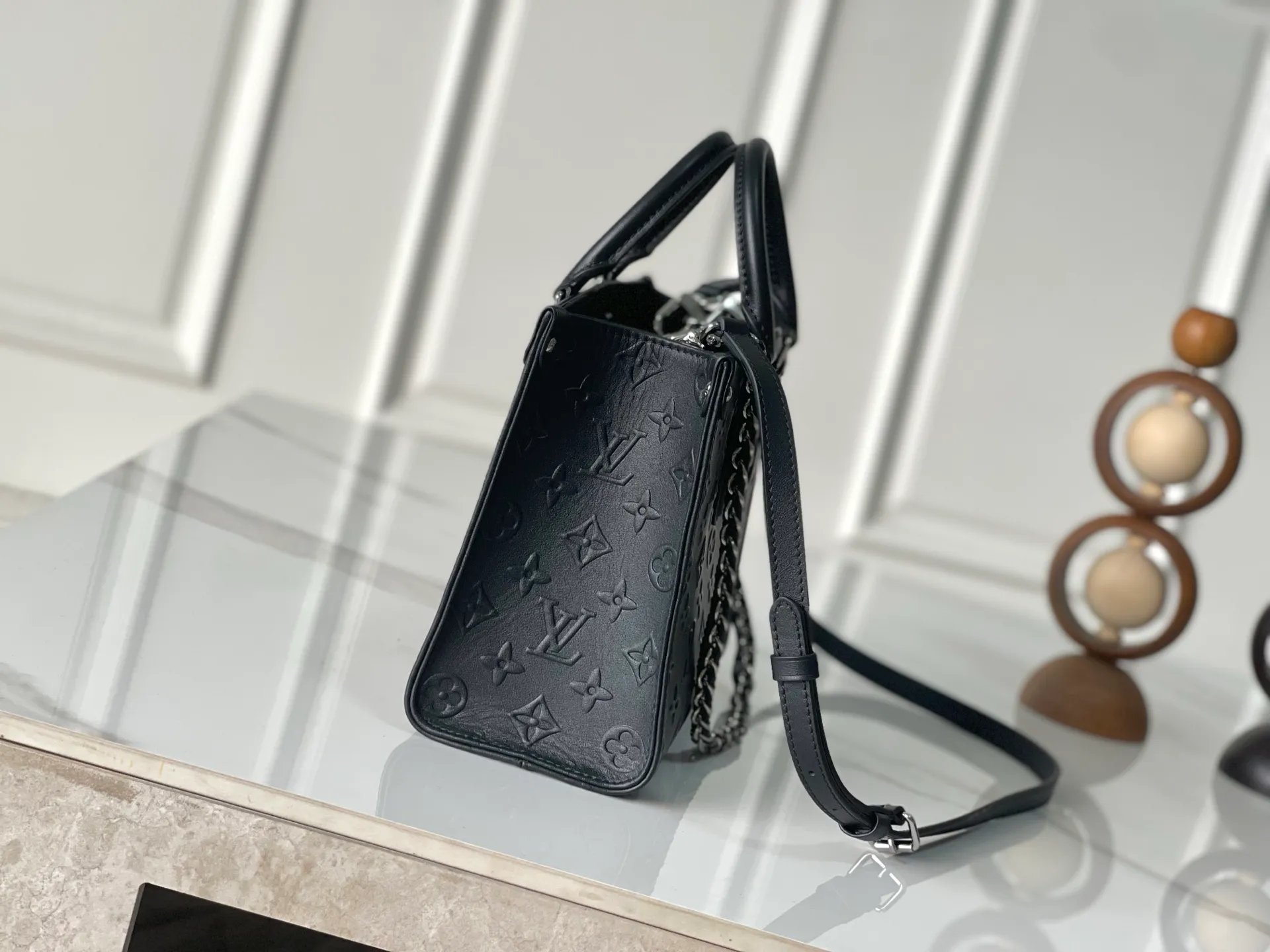 💰1180 (top layer leather) top original single M14576 top layer leather 163C01 dynamic code change. This OnTheGo small handbag comes from the Monogram Bold series, finishing the 2025 spring and summer show with its neat structure. The Monogram embossed leather bag features dazzling metal hardware and a detachable braided chain. It has ample space to accommodate daily essentials, making it a perfect choice for urban commuting and weekend outings. 25.0 x 19.0 x 11.5 cm (L x H x W) • Cow leather • Cow leather trim • Textile lining • Metal hardware • Holds 11" tablet, 6.7" smartphone, Sarah long wallet, notebook, books, sunglasses and keys • Shoulder strap: removable, adjustable • Half-length strap: 48.0 cm • Half-length strap adjustable to: 52.0 cm • Handle: Double handle